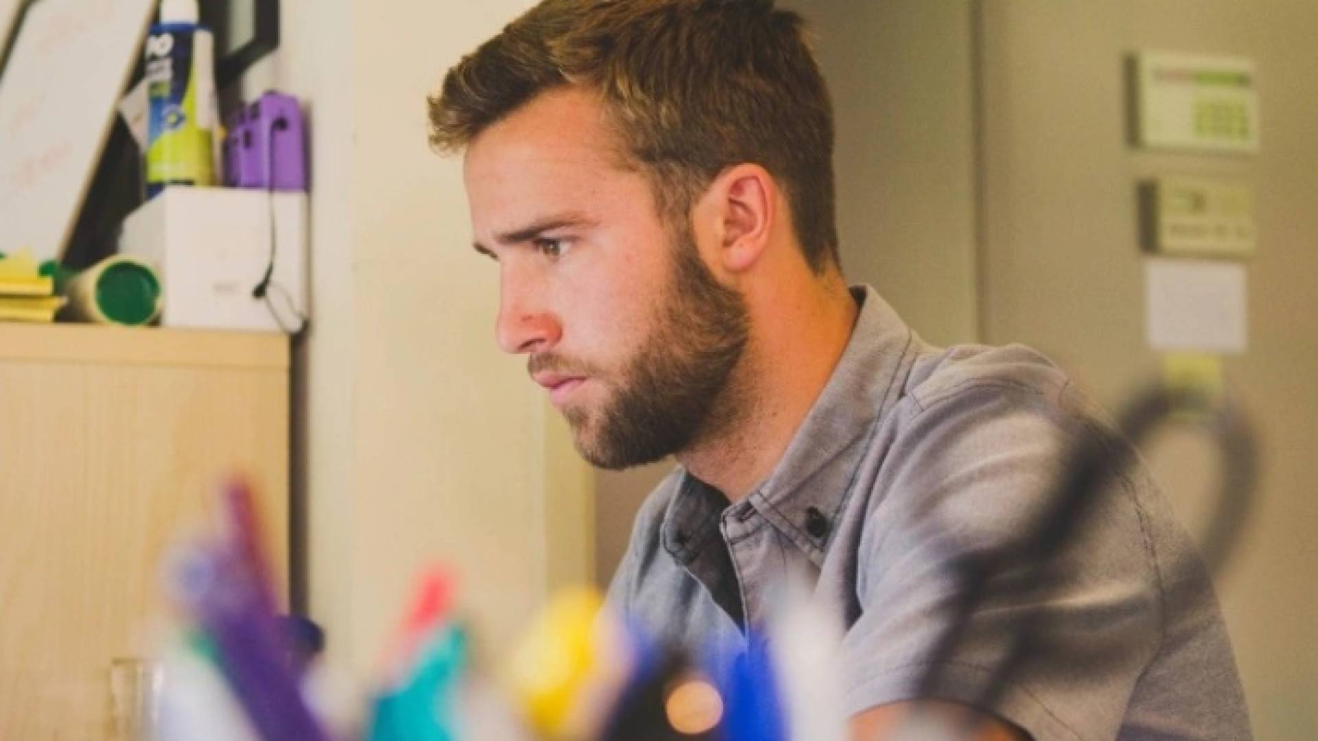 شخص منهمك في عمله