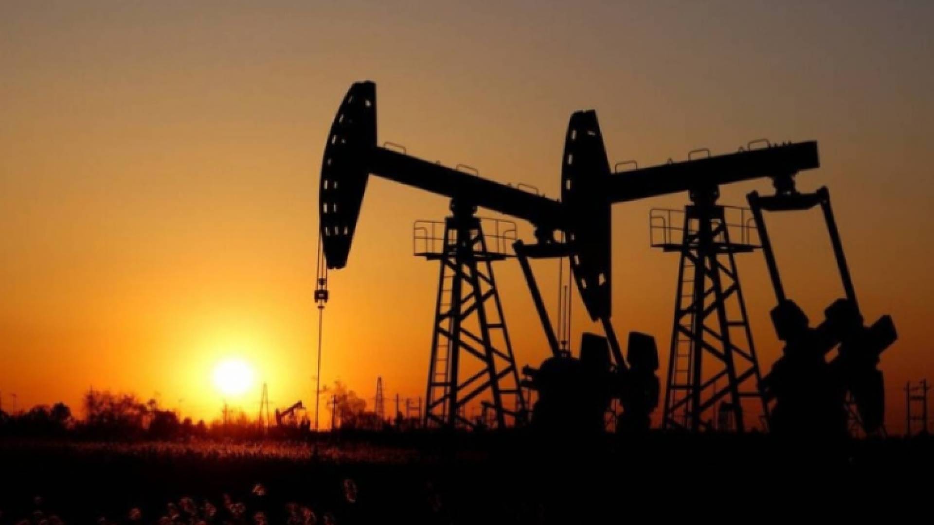 آلات عملاقة لاستخراج النفط