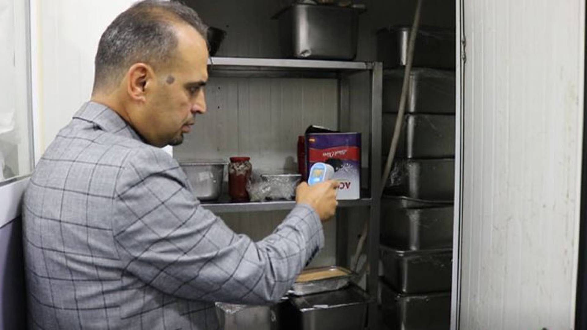 جانب من عملية الرقابة على المطاعم في الزرقاء