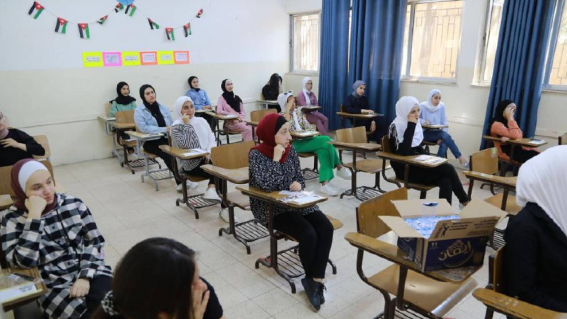 طالبات توجيهي أثناء تأدية الامتحانات