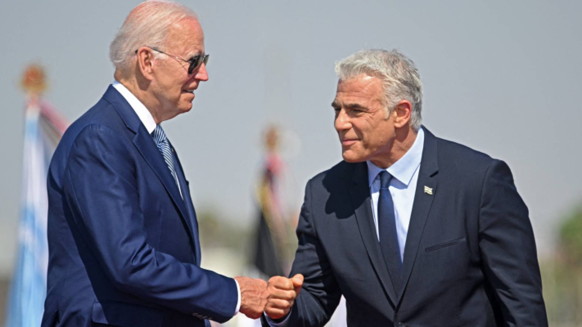 رئيس وزراء الاحتلال الإسرائيلي المؤقت يائير لابيد في استقبال الرئيس الأمريكي جو بايدن