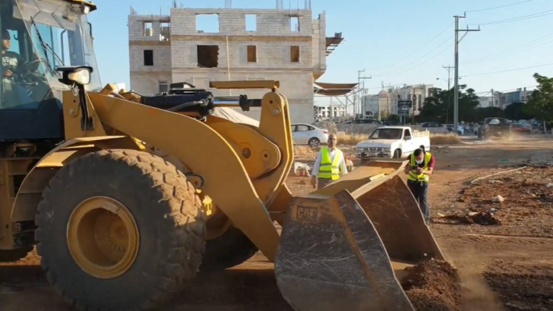 آلية تابعة لبلدية إربد خلال إزالتها مخلفات الأضاحي