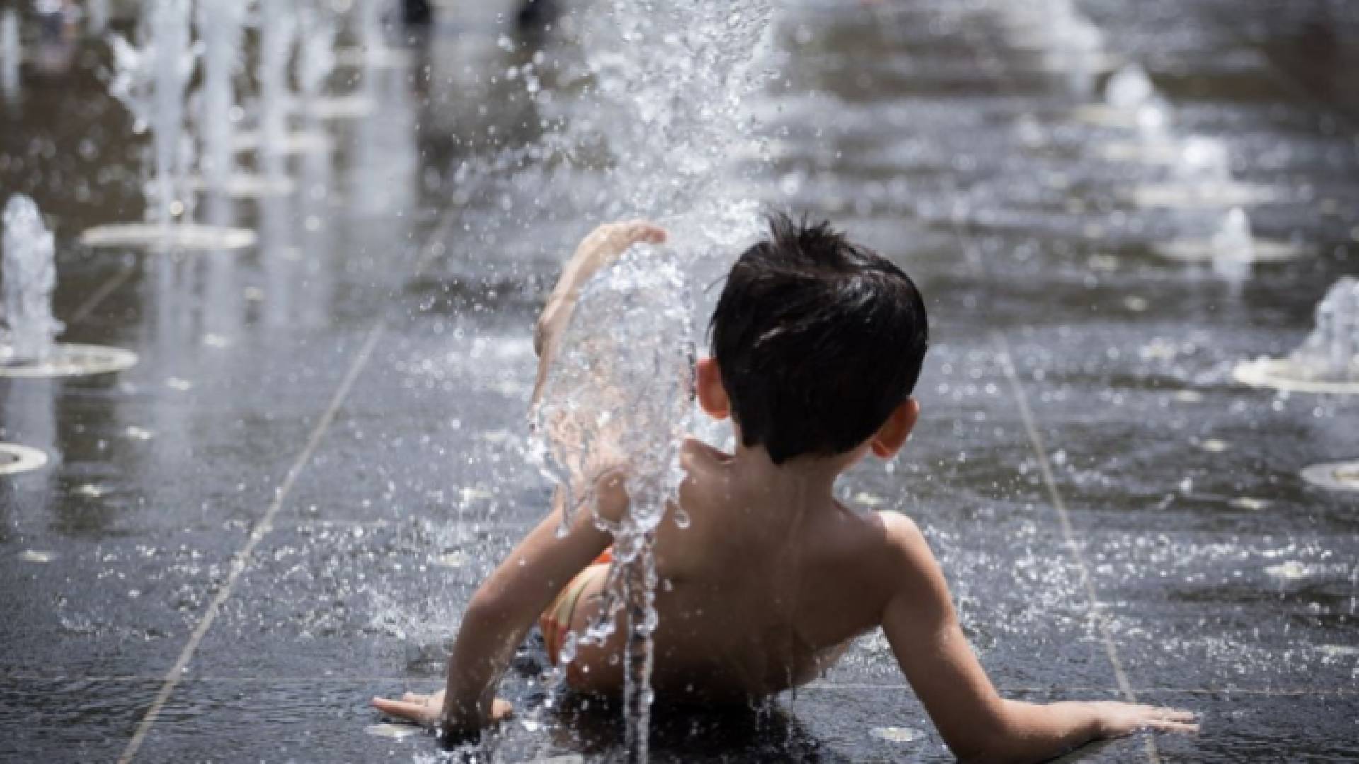 طفل يلهو بالماء