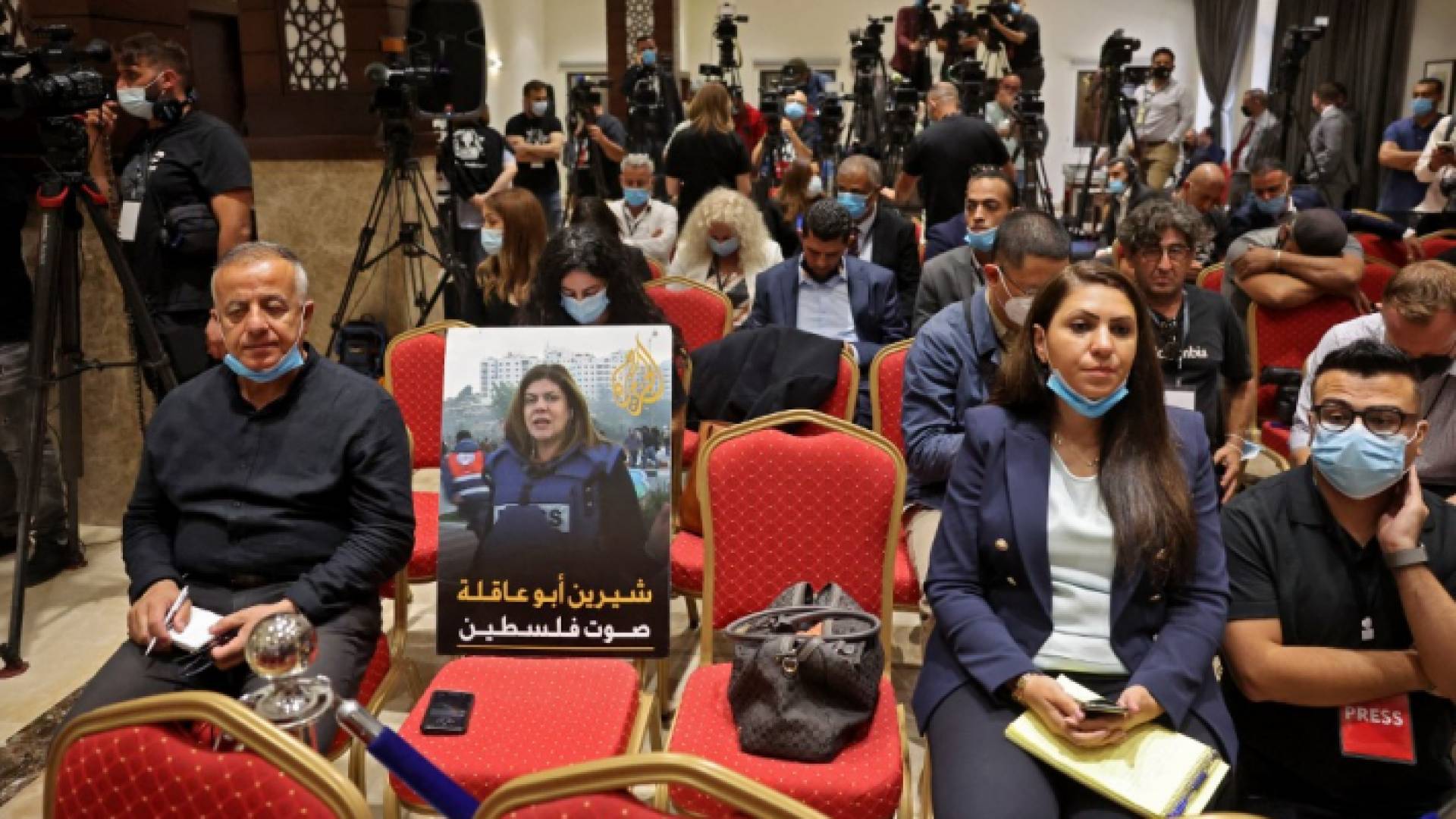 صورة شيرين أبو عاقلة في المؤتمر الصحفي لعباس وبايدن