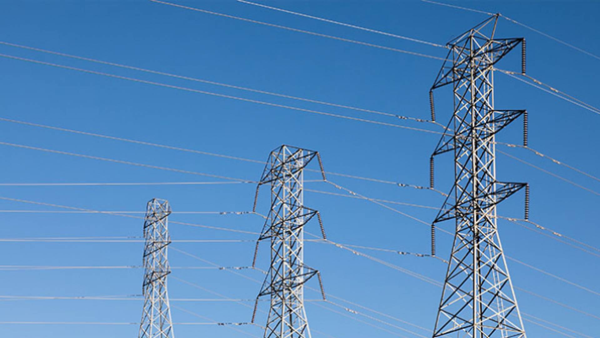 صورة أرشيفية لأعمدة كهرباء