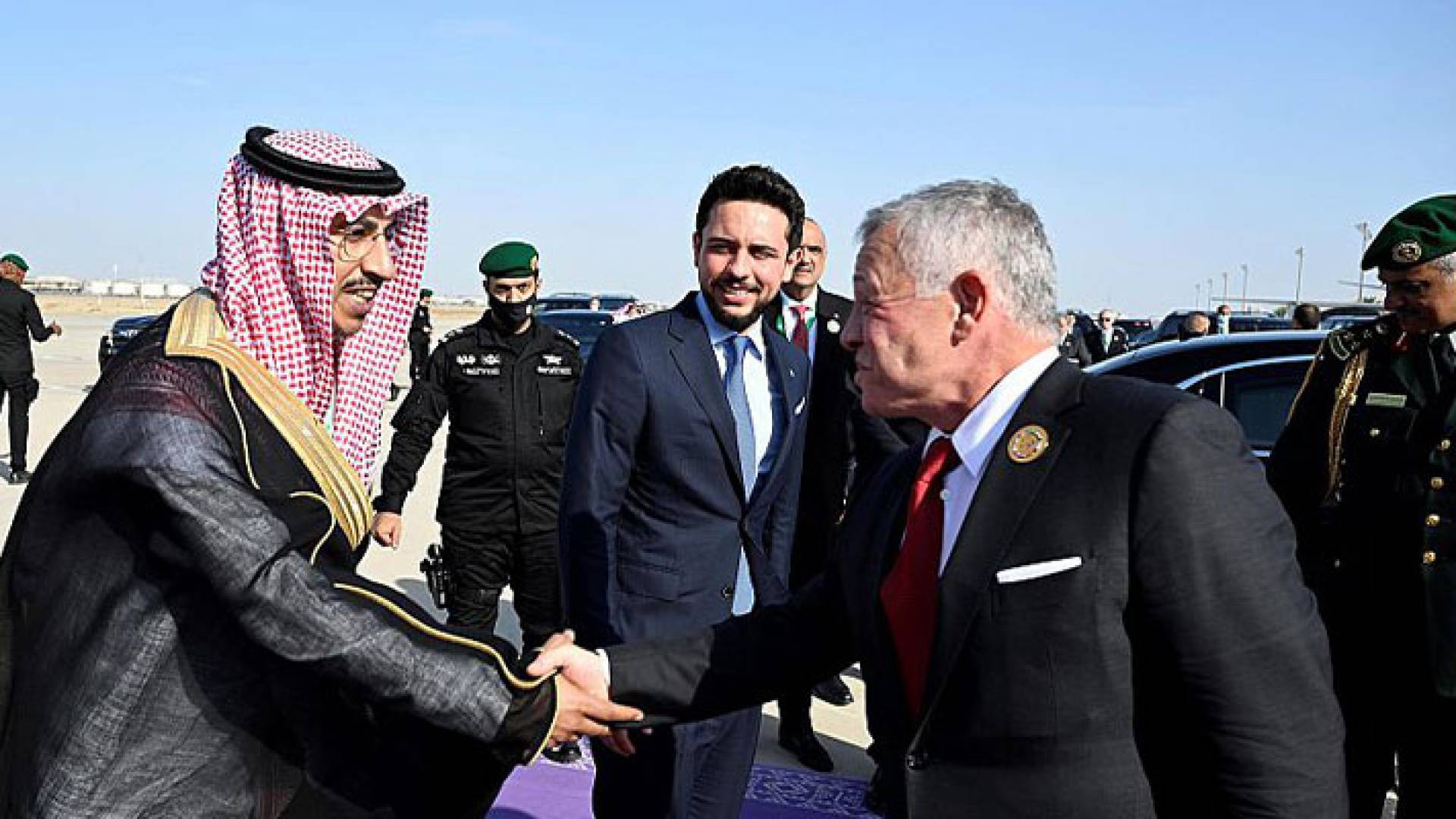 جلالة الملك والأمير الحسين خلال مغادرتهما مطار جدة