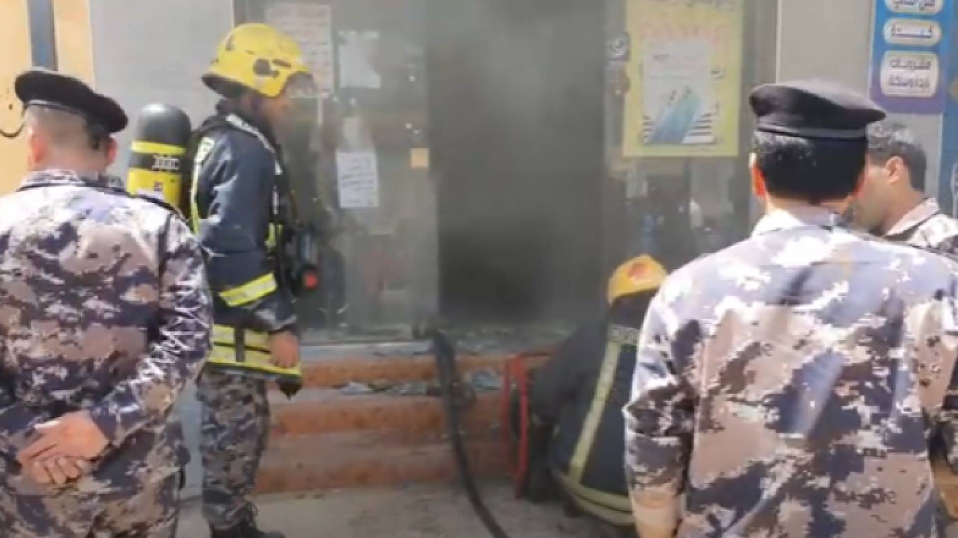 كوادر الدفاع المدني في أثناء تعاملها مع حريق أحد المحال التجارية في المفرق