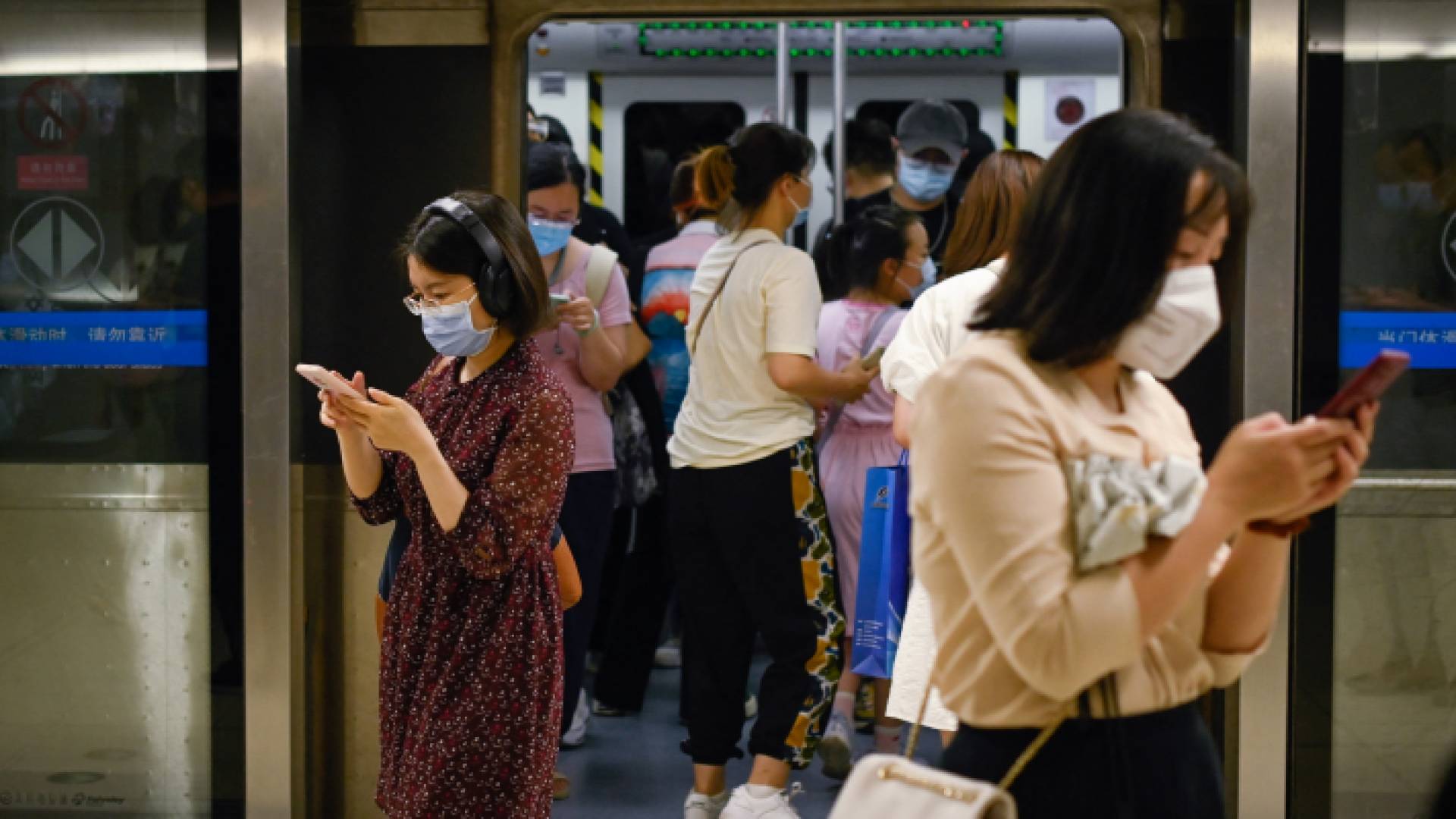 مواطنون صينيون داخل محطة مترو أنفاق في بكين