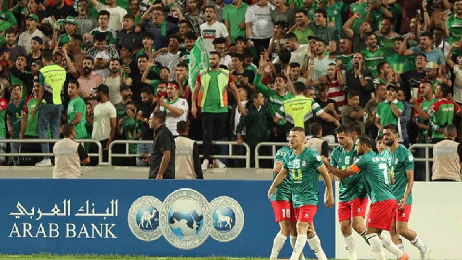 فرحة لاعبي الوحدات بتسجيل هدف مهند أبو طه