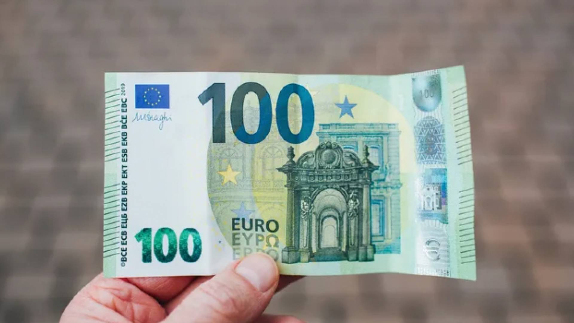 ورقة نقدية من عملة اليورو بقيمة 100 يورو