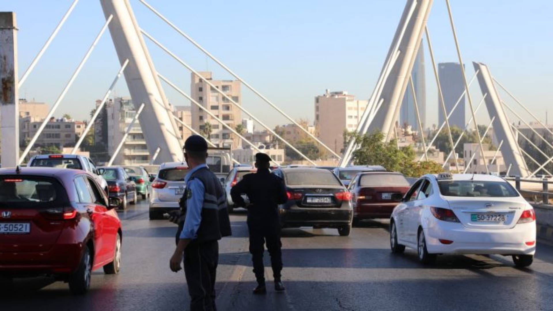 رجال السير خلال أزمة مرورية على جسر عبدون