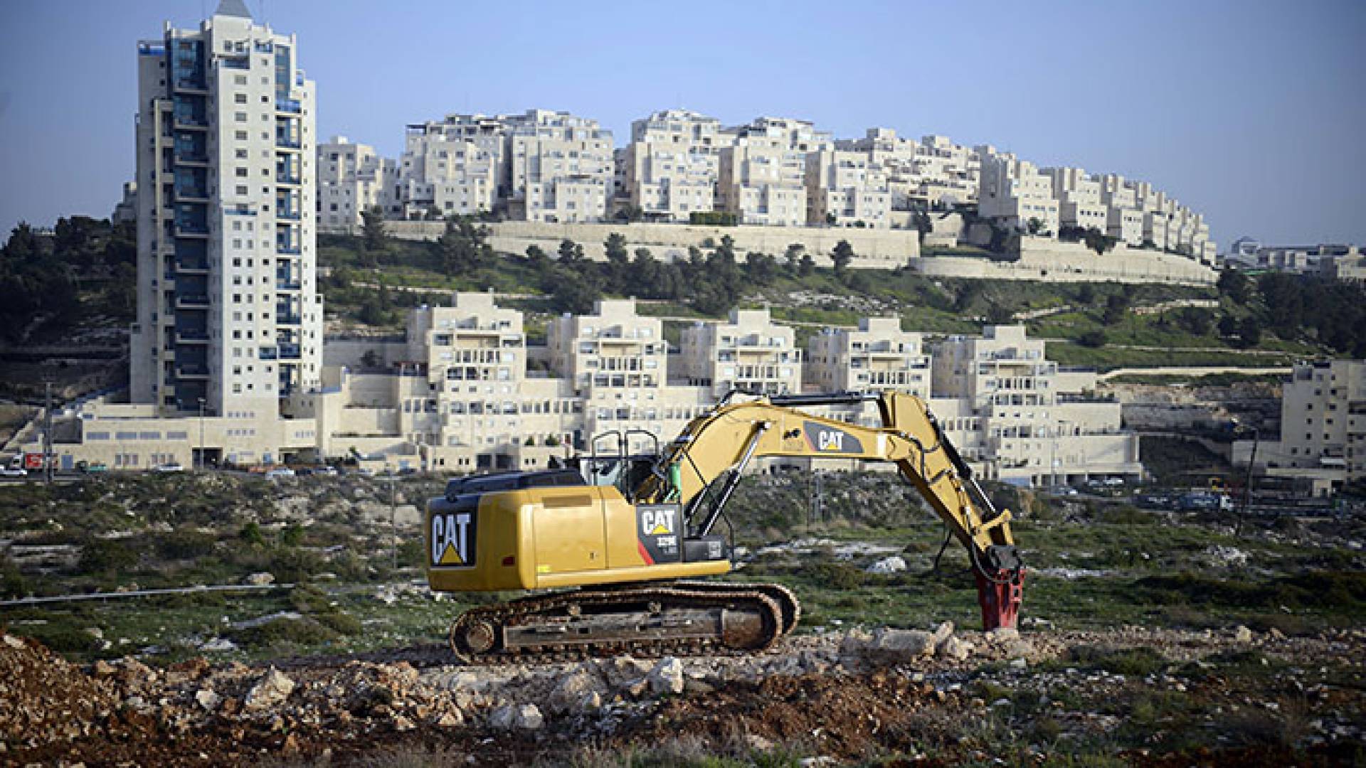 آلية حفر للاحتلال الإسرائيلي