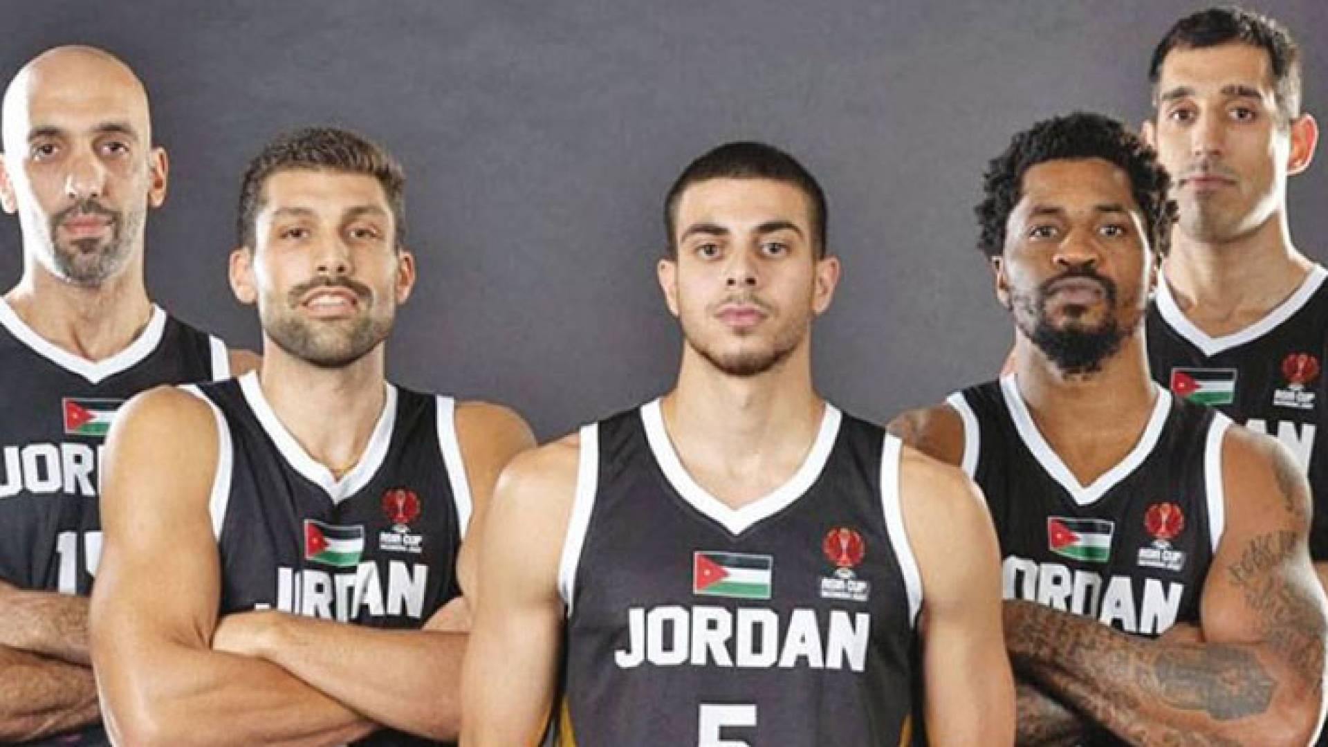 لاعبو المنتخب الوطني لكرة السلة