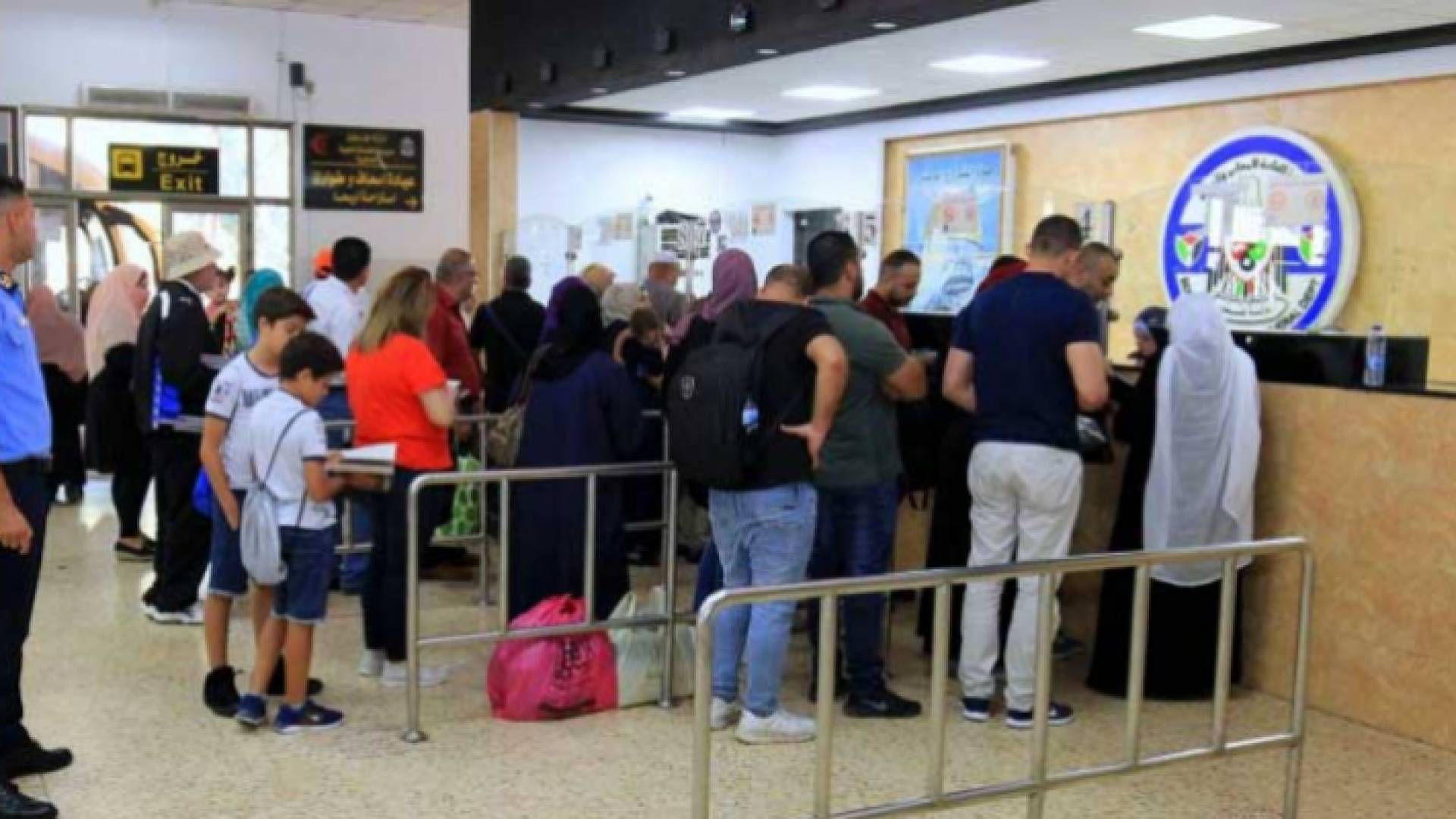 صورة أرشيفية لمسافرين عبر معبر الكرامة