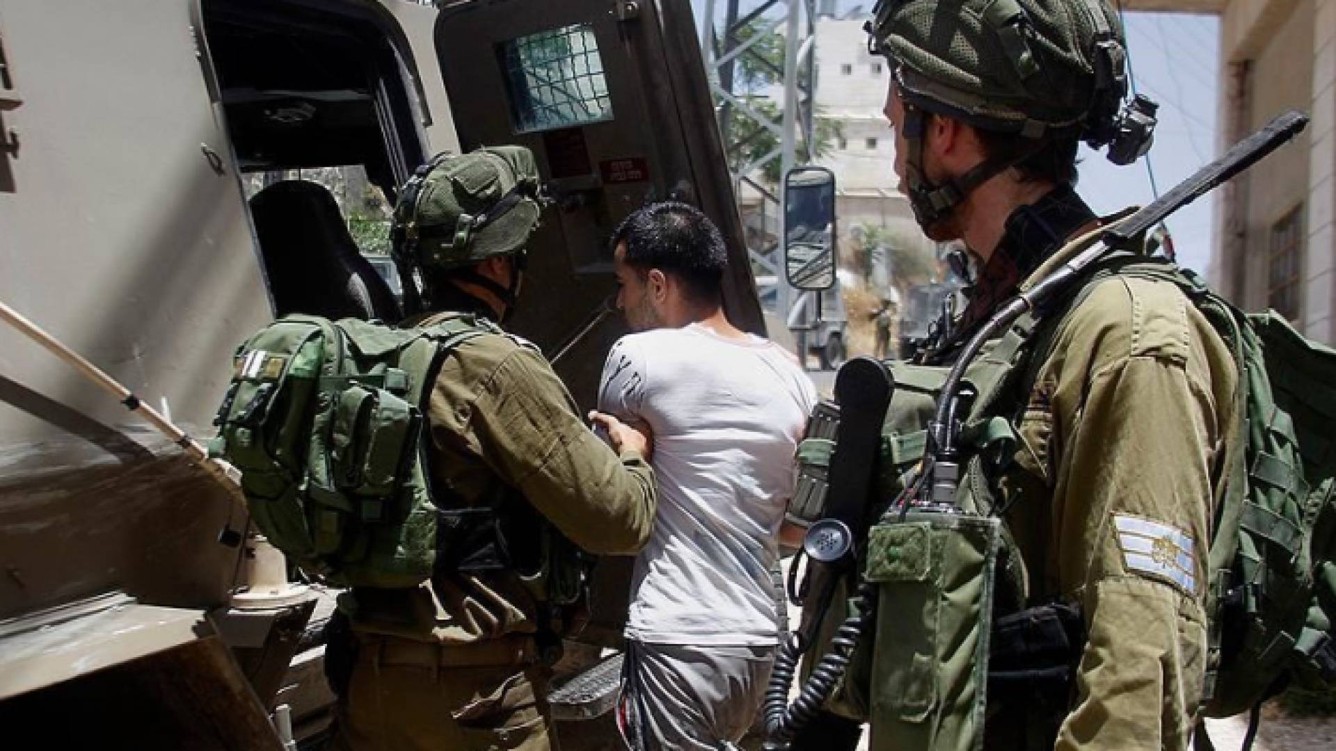 صورة أرشيفية لقوات الاحتلال أثناء اعتقال فلسطيني