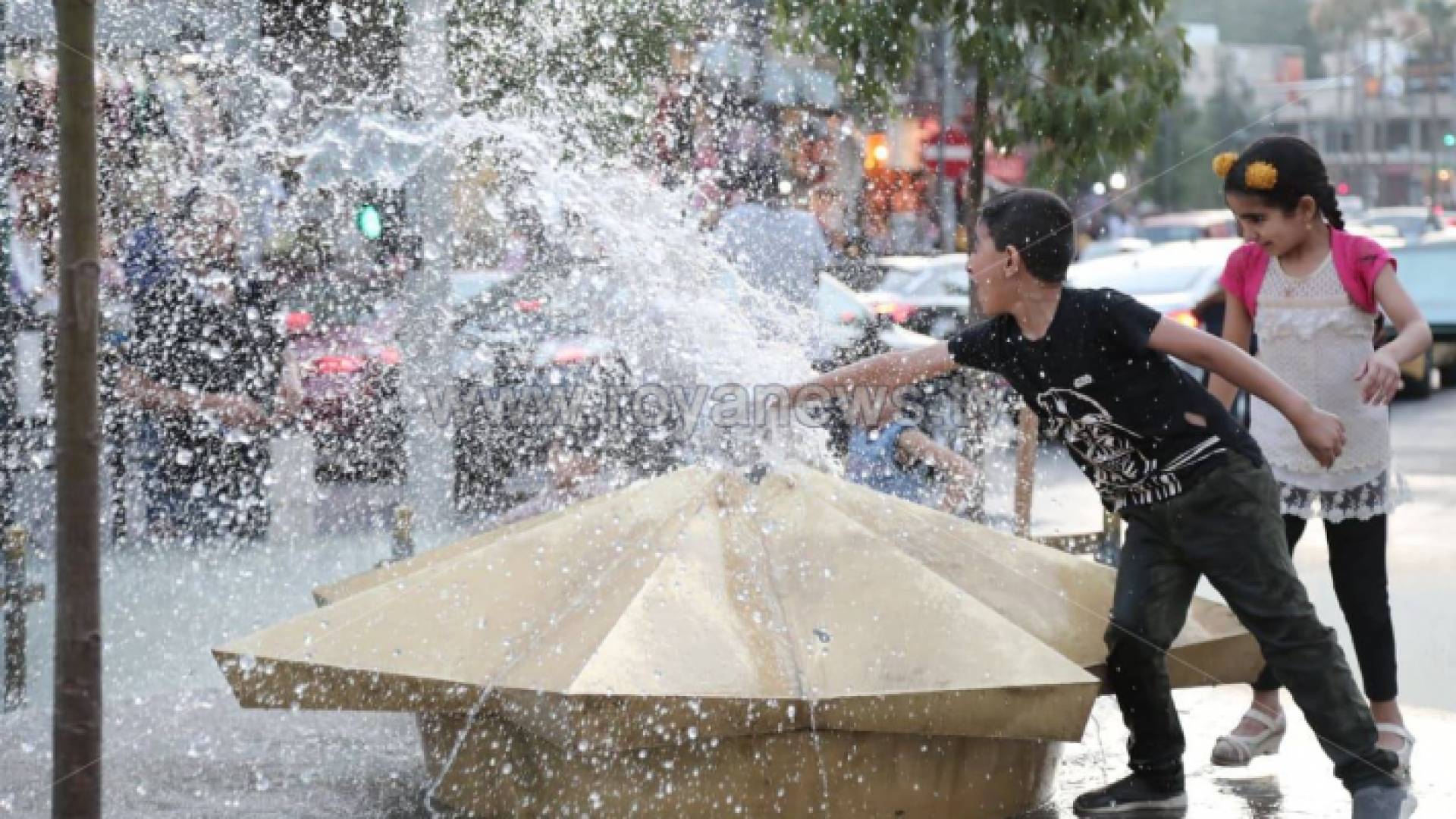 أطفال يلعبون بالمياه - ارشفية