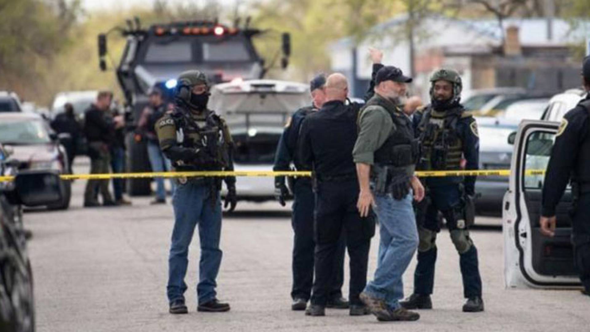 الشرطة الأمريكية أمام مركز التسوق الذي شهد إطلاق النار