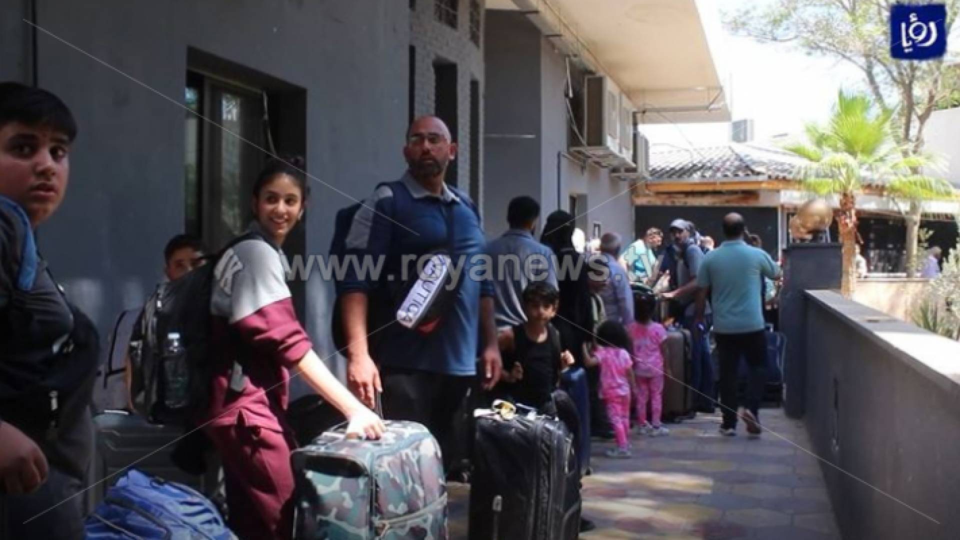 مسافرون عبر جسر الملك حسين