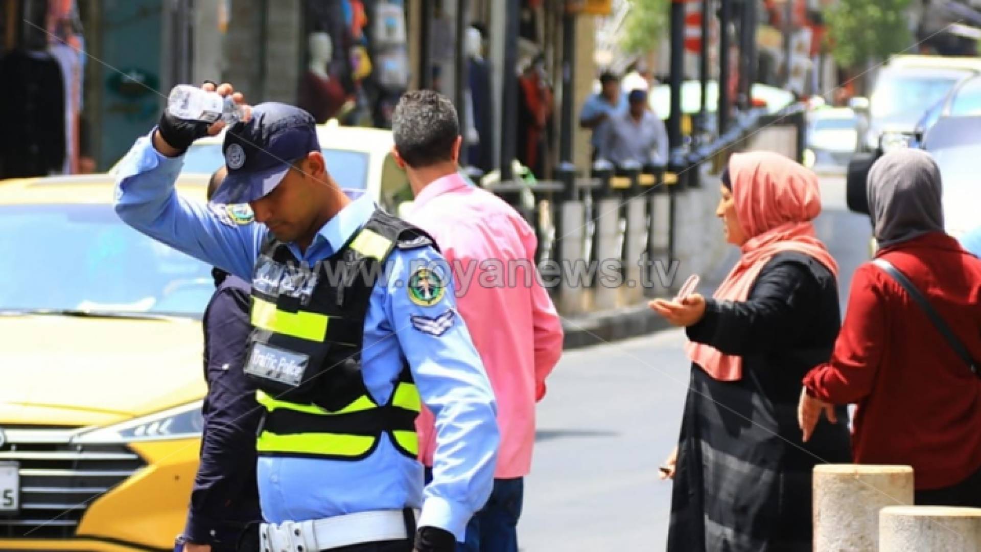 مواطنون في الشارع العام