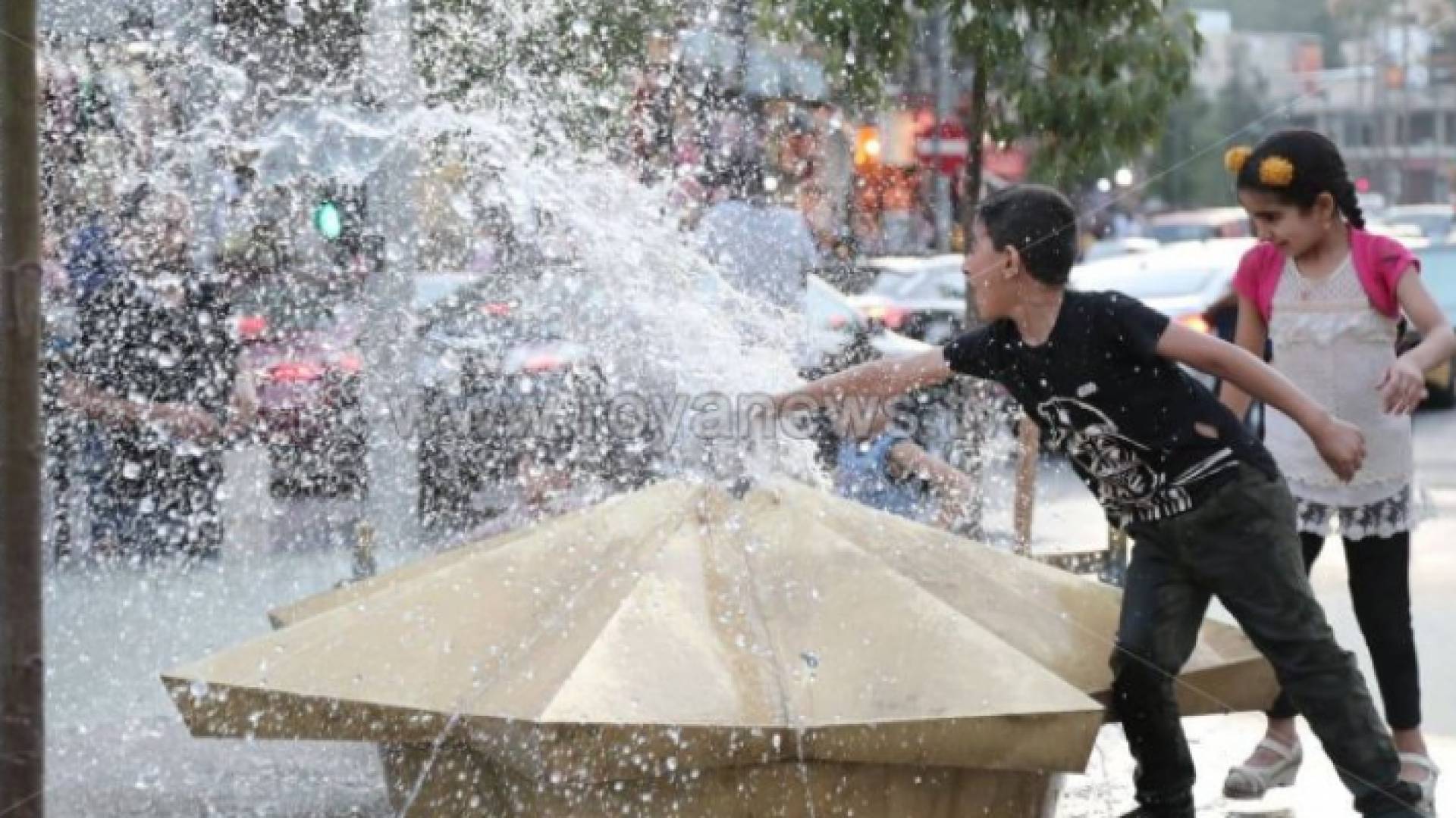 صورة أرشيفية لأطفال يلعبون بالمياه