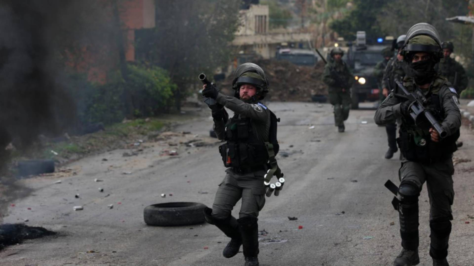 صورة أرشيفية لقوات الاحتلال في مواجهات مع فلسطينيين
