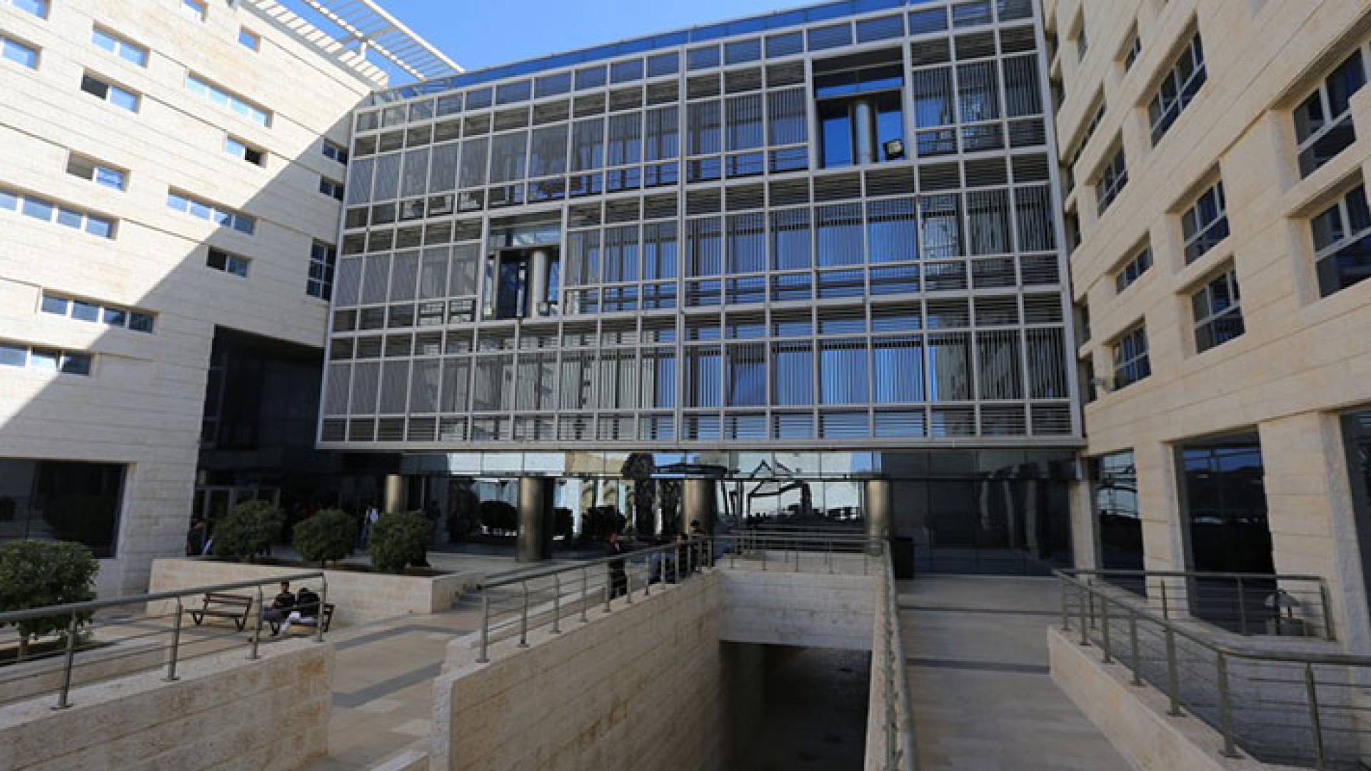 احد أروقة الجامعة الألمانية الأردنية