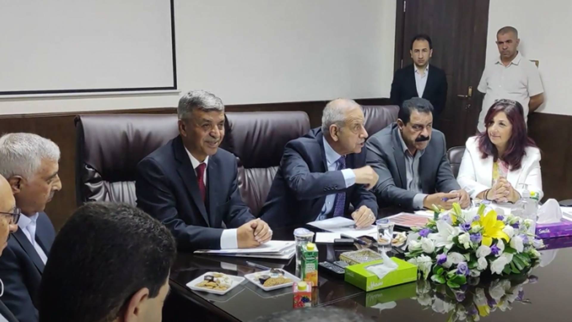 في اجتماع وزير الإدارة المحلية توفيق كريشان برئيس بلدية مأدبا عارف الرواجيح