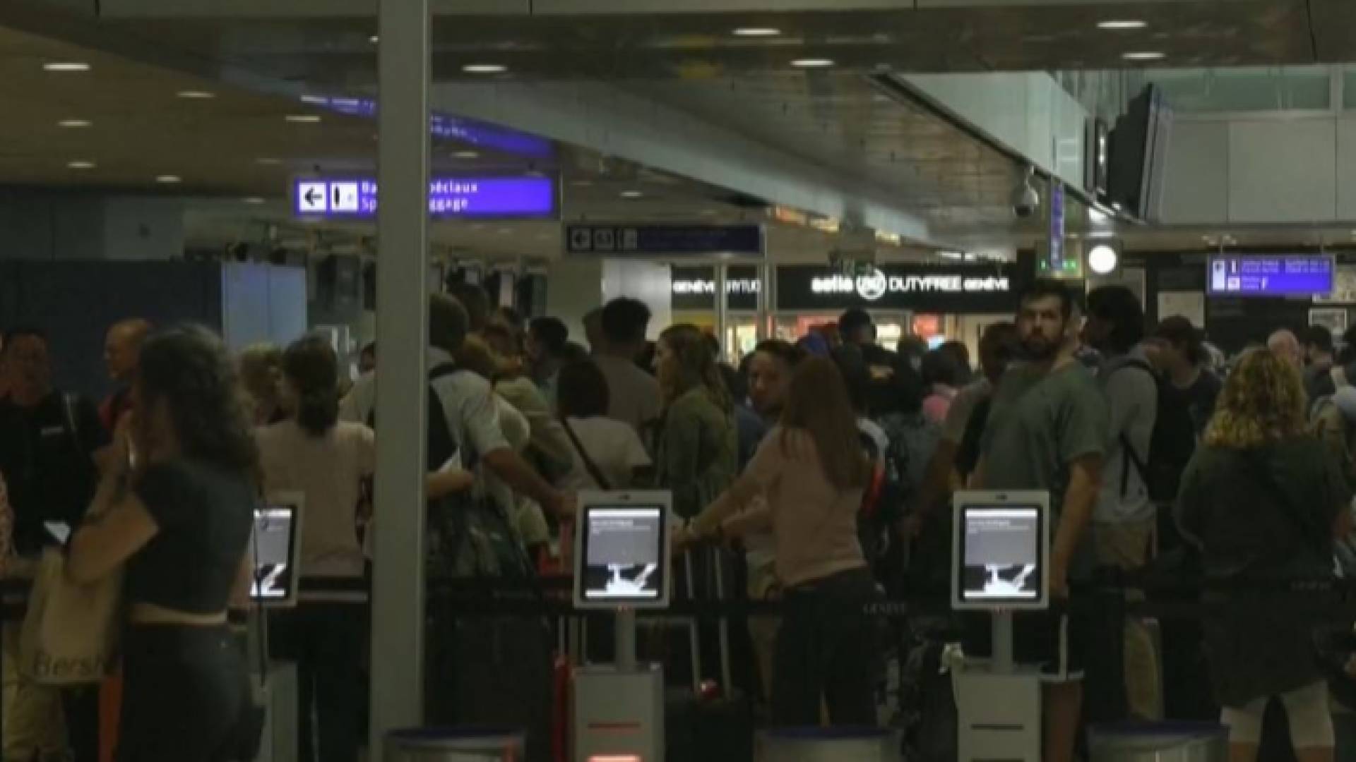 الصورة من احدى المطارات