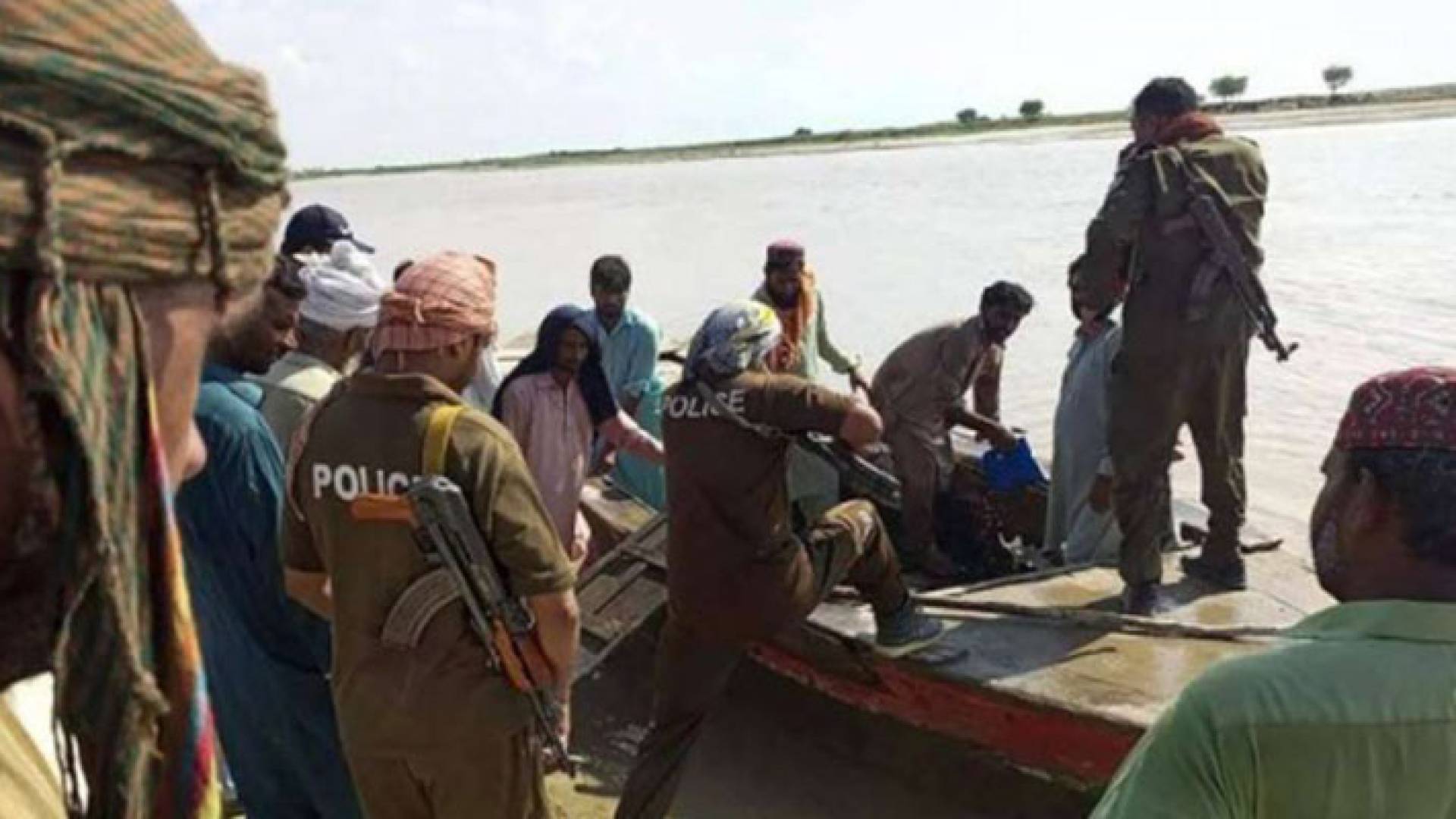 جانب من انتشال جثامين النساء الباكستانيات اللواتي قضين غرقا في مركب نهري