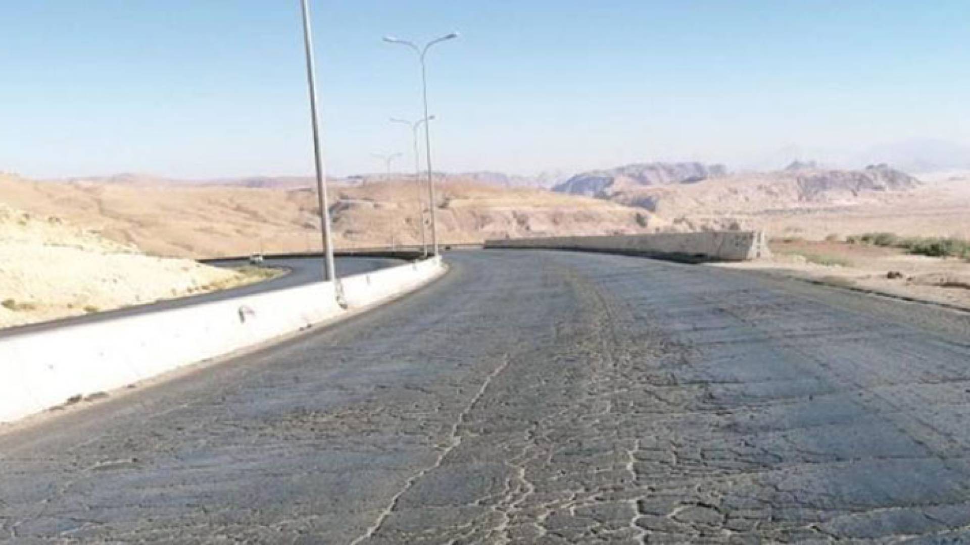 طريق بحاجة لإعادة صيانة