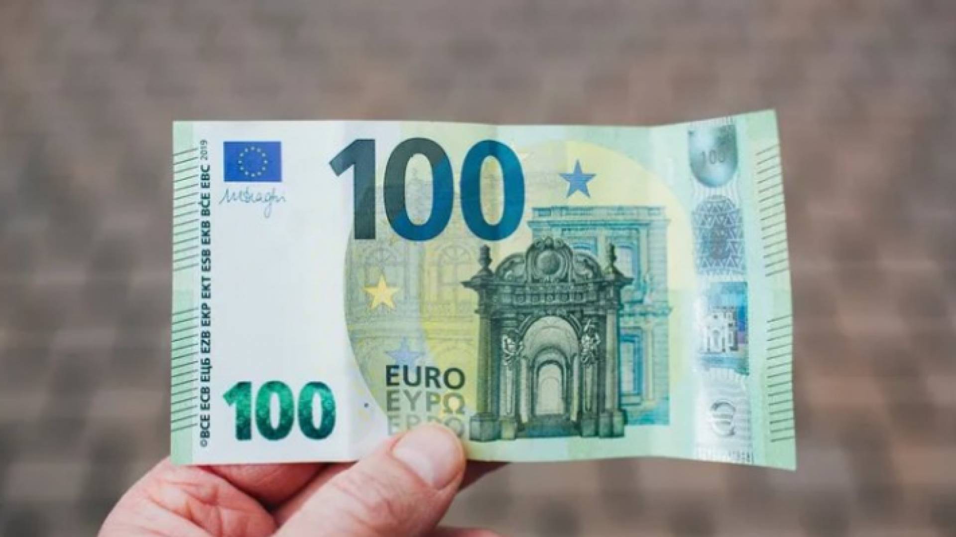 عملة ورقية من فئة الـ100 يورو