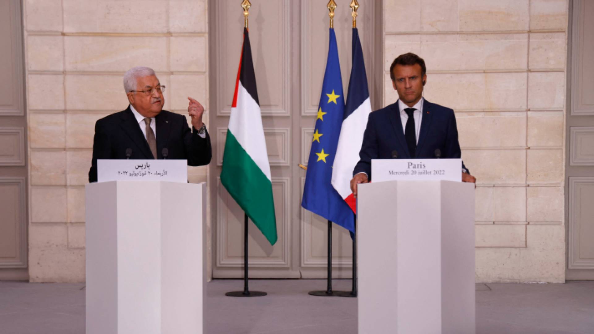 الرئيس الفرنسي إيمانويل ماكرون ونظيره الفلسطيني محمود عباس