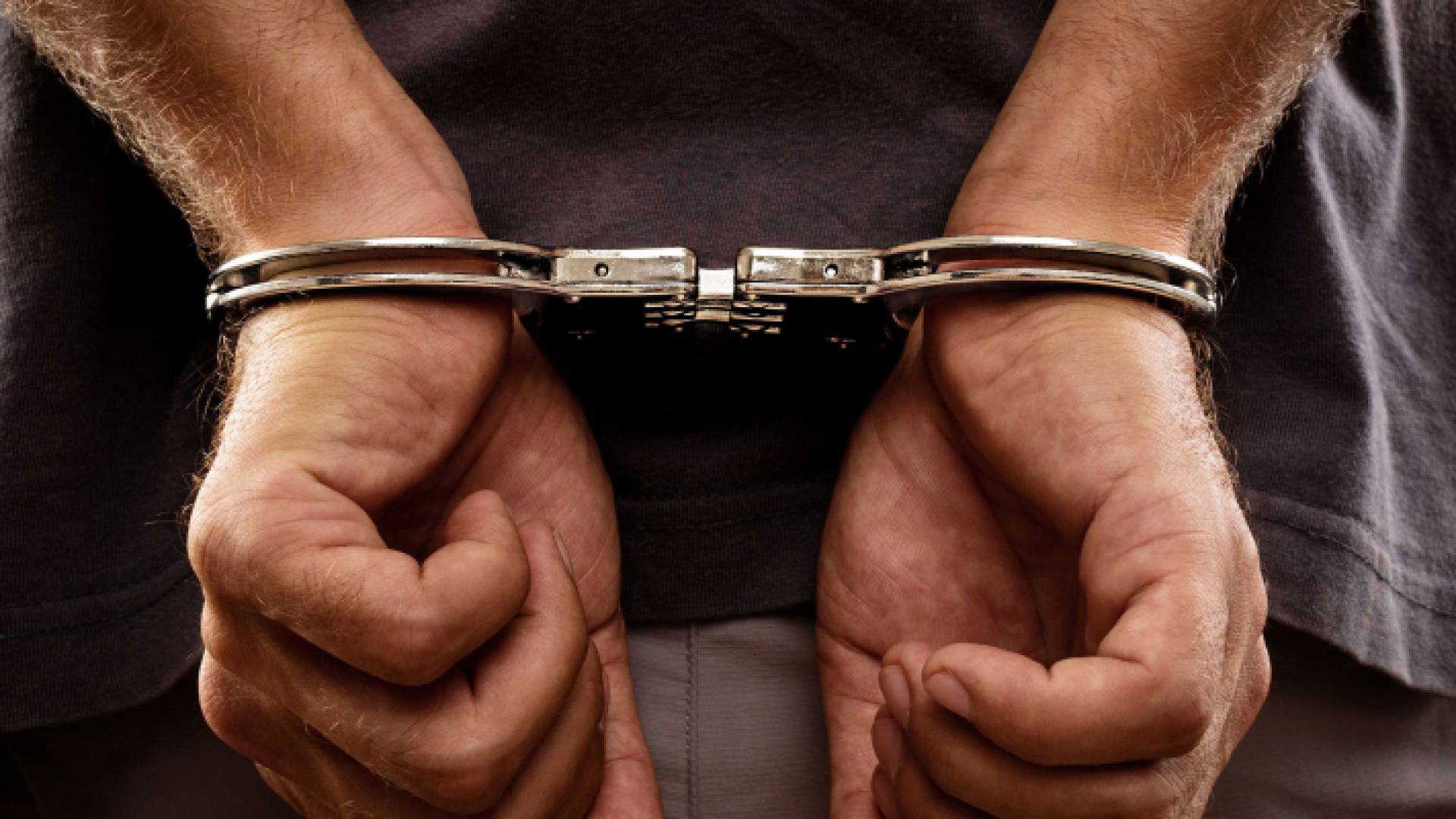 صورة أرشيفية لإلقاء القبض على شخص