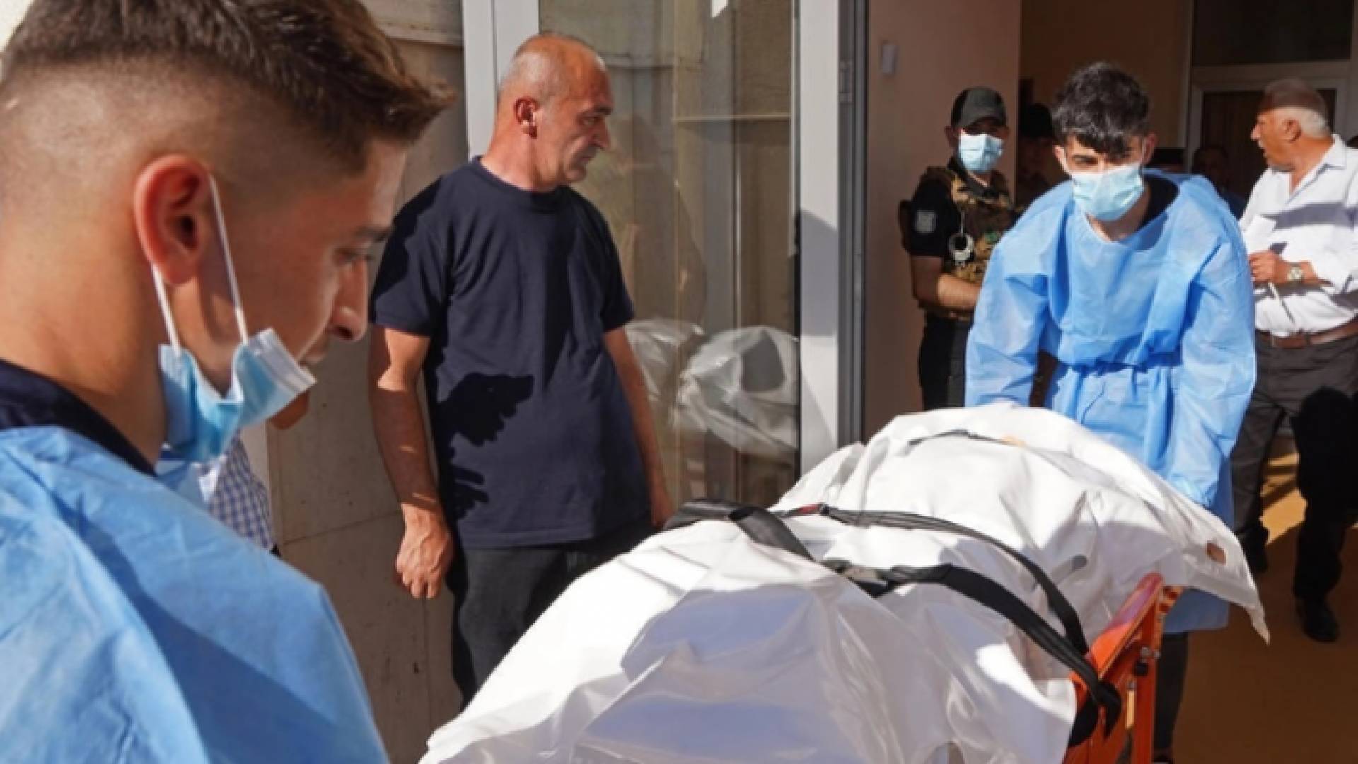 نقل جرحى من أمام مستشفى في زاخو في إقليم كردستان العراق