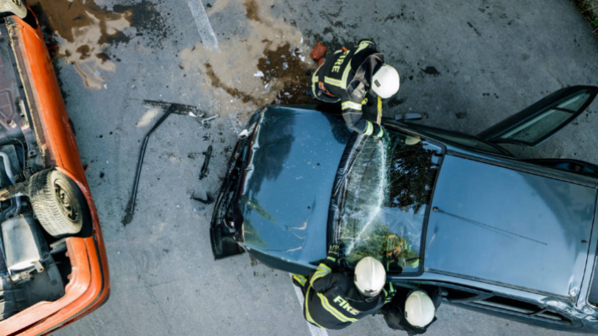 صورة أرشيفية لرجال إنقاذ يحاولون أخراج شخص من مركبة تعرضت لحادث سير