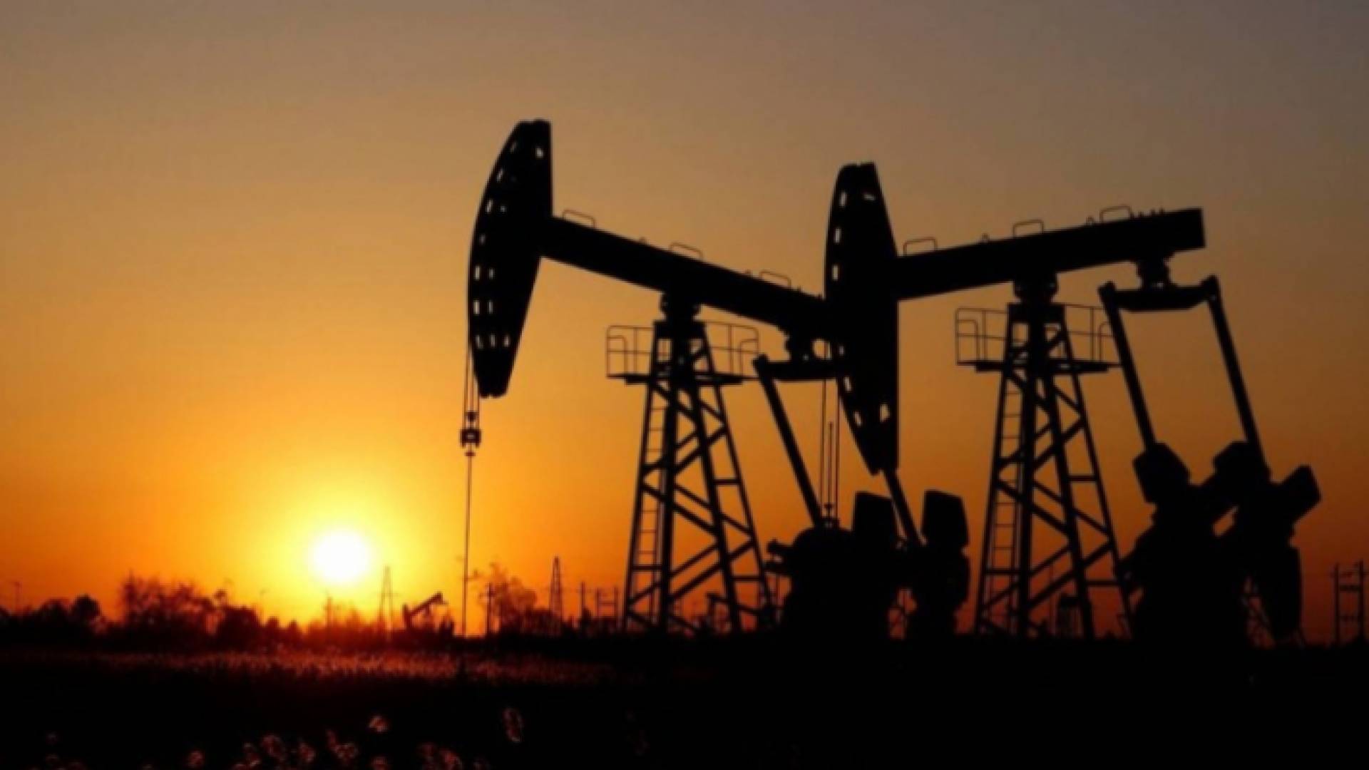 آلات عملاقة لاستخراج النفط