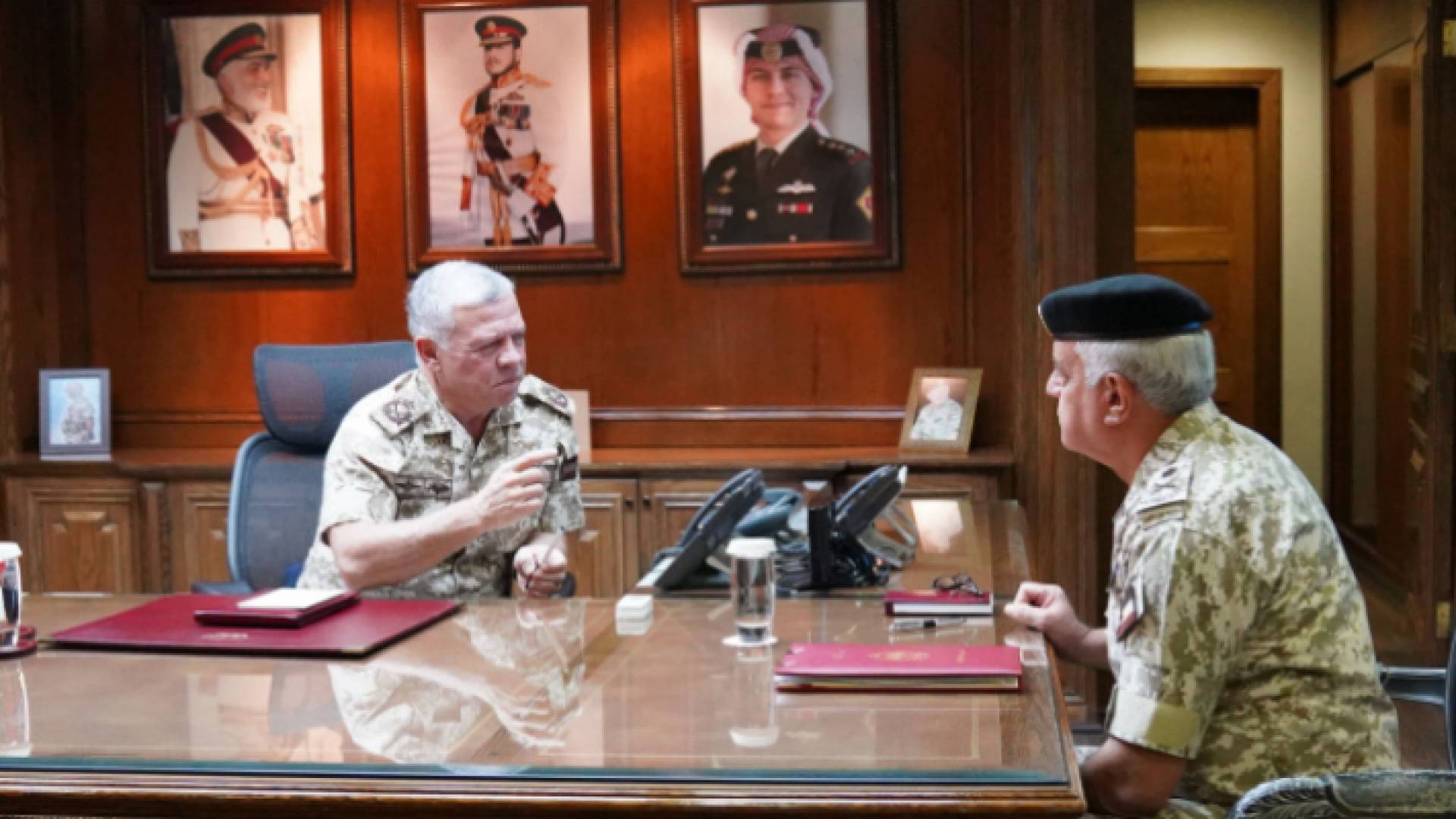 جلالة الملك عبدالله الثاني يتحدث مع رئيس هيئة الأركان المشتركة اللواء الركن يوسف أحمد الحنيطي