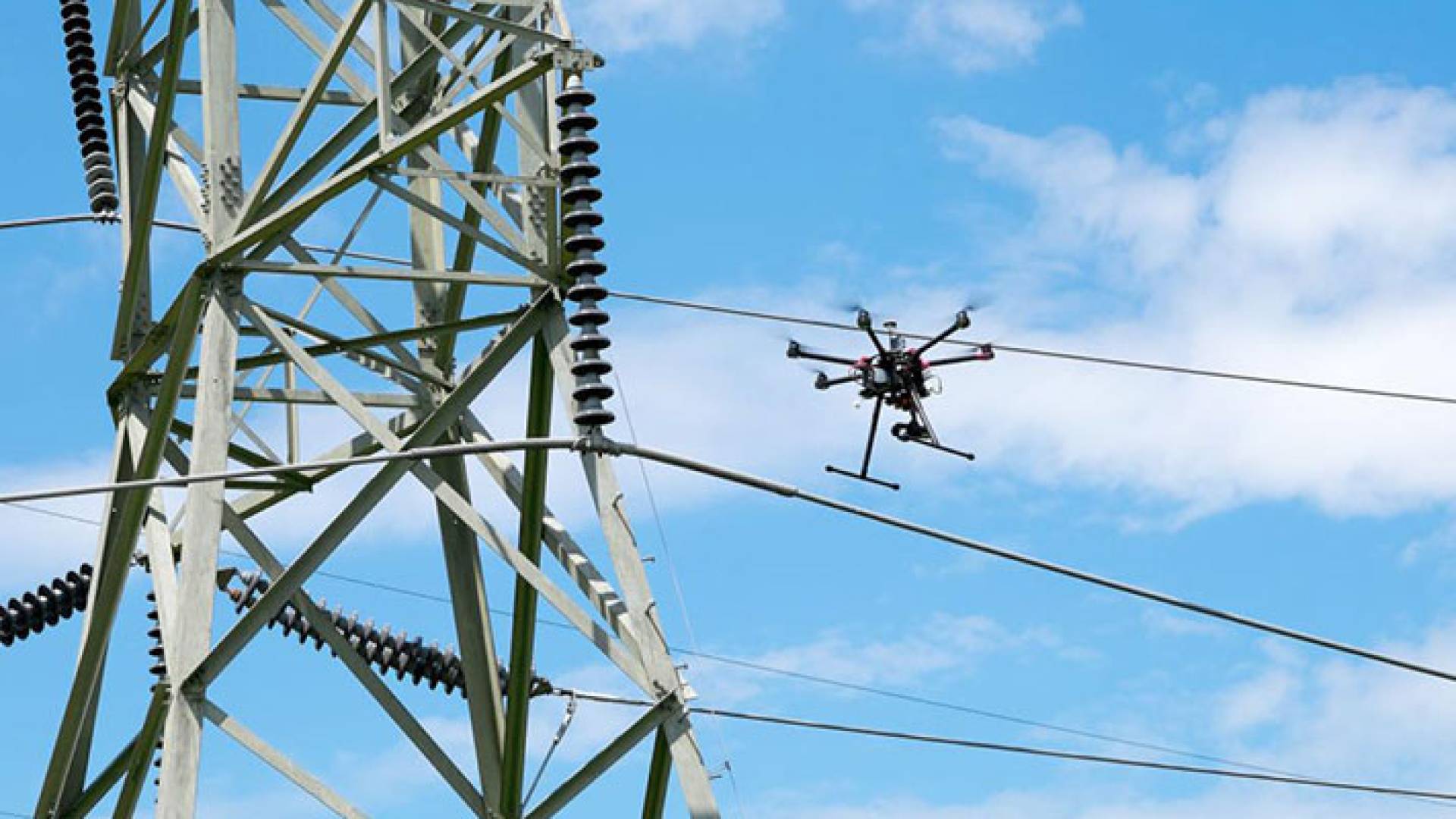 طائرات دون طيار لفحص الكهرباء