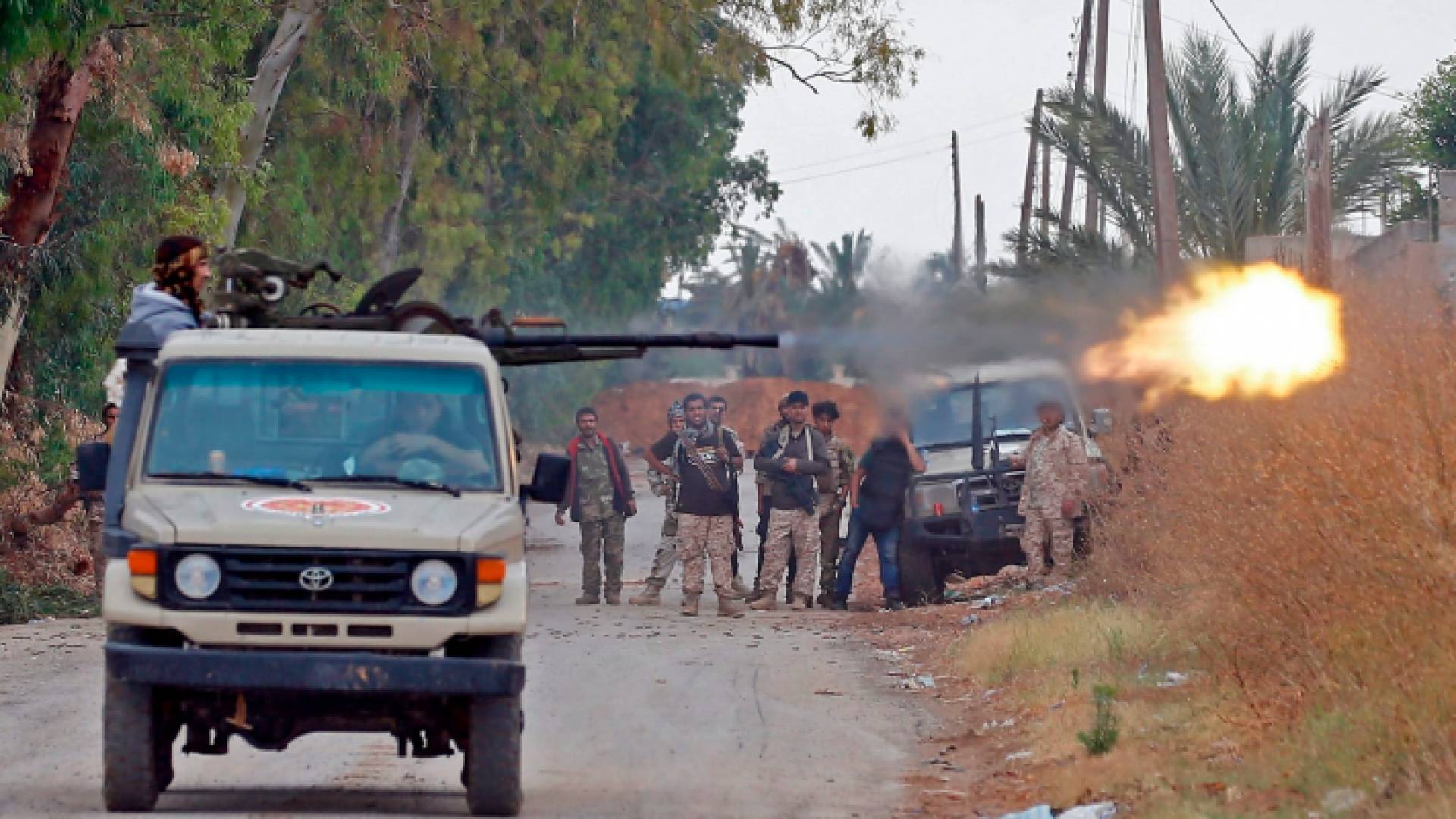 صورة أرشيفية لاشتباكات مسلحة بين مجموعتين مسلحتين في العاصمة الليبية طرابلس