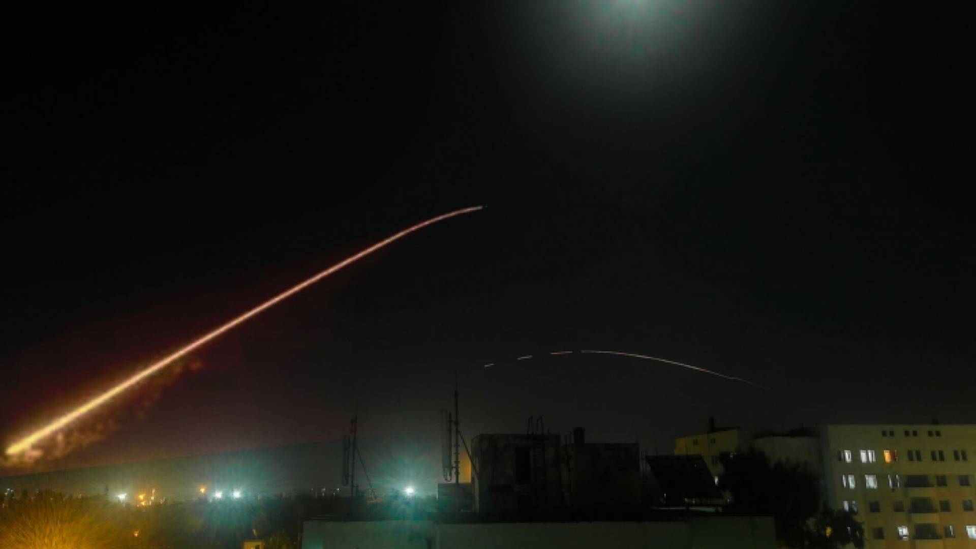 صورة أرشيفية من تصدي الدفاعات الجوية لصواريخ معادية في محيط دمشق