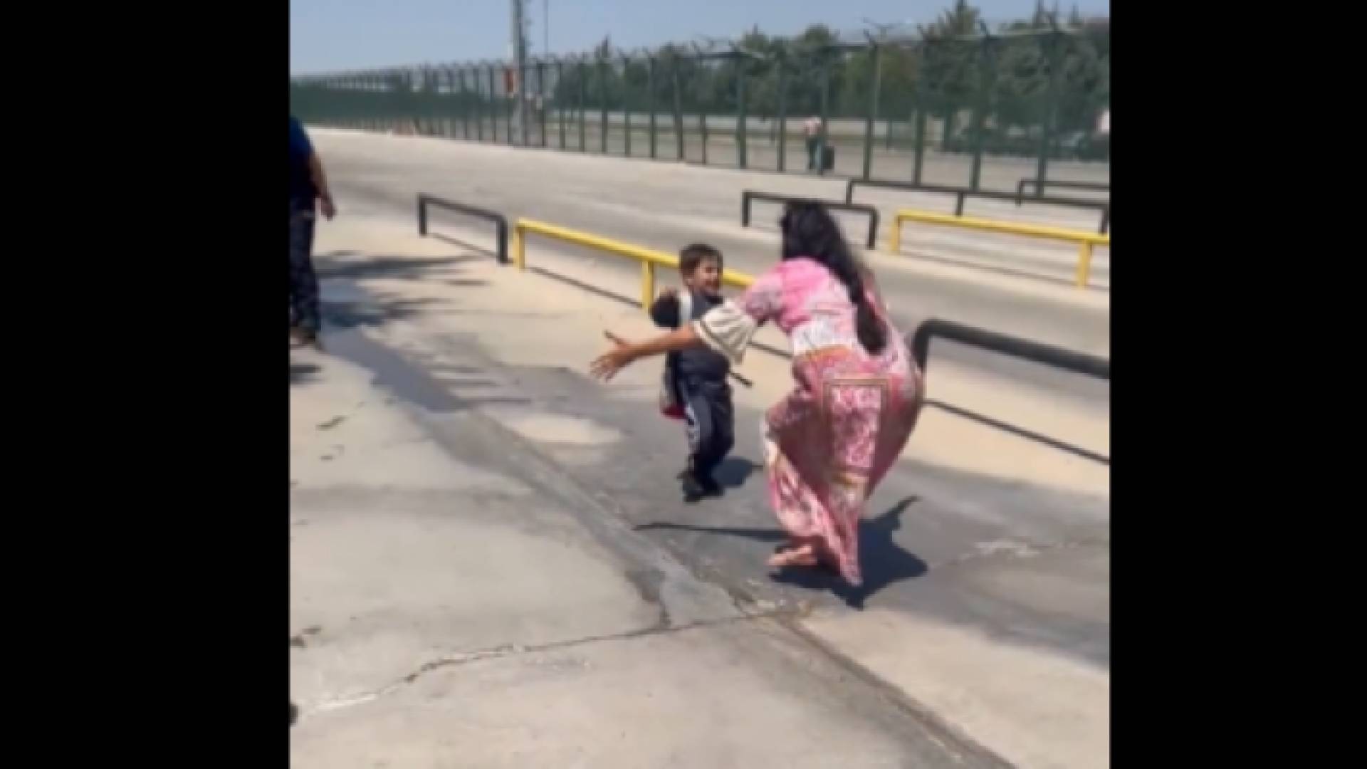 لحظة لقاء أحلام العجارمة ابنها الوليد