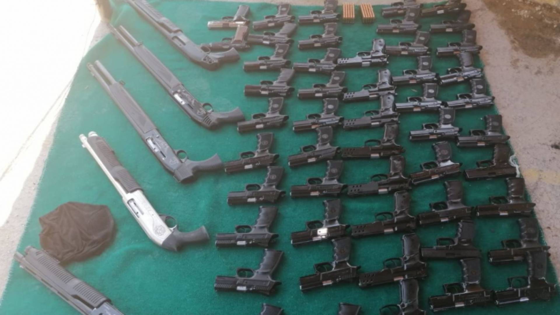 كميات من الأسلحة المضبوطة