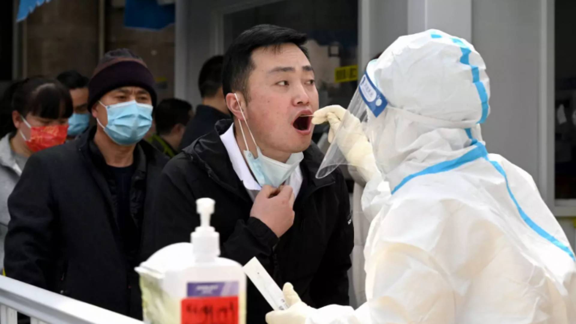 صورة أرشيفية لصينيين أثناء فحص كورونا