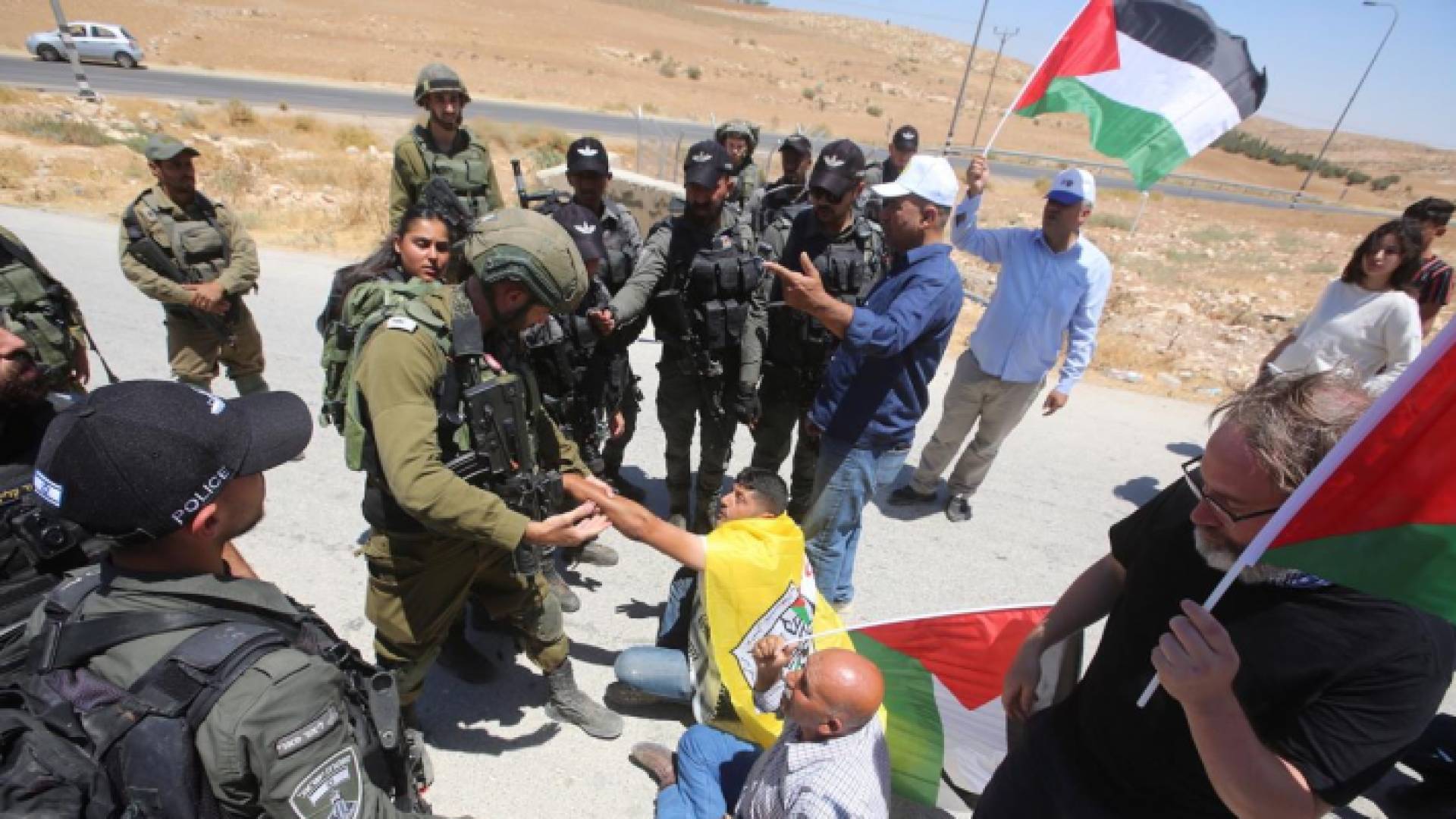 قوات الاحتلال أثناء الاعتداء على فلسطينيين