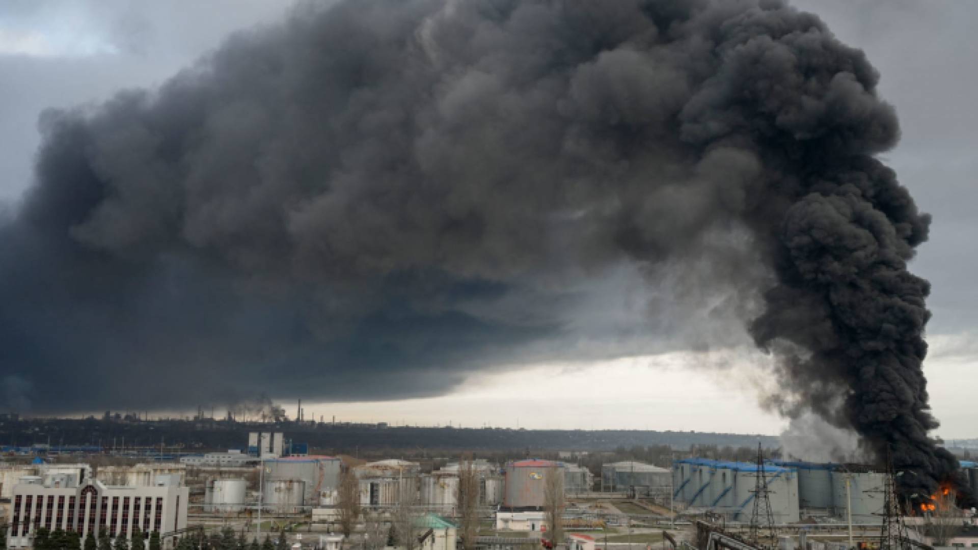 أعمدة دخان تتصاعد بعد قصف روسي لميناء أوديسا