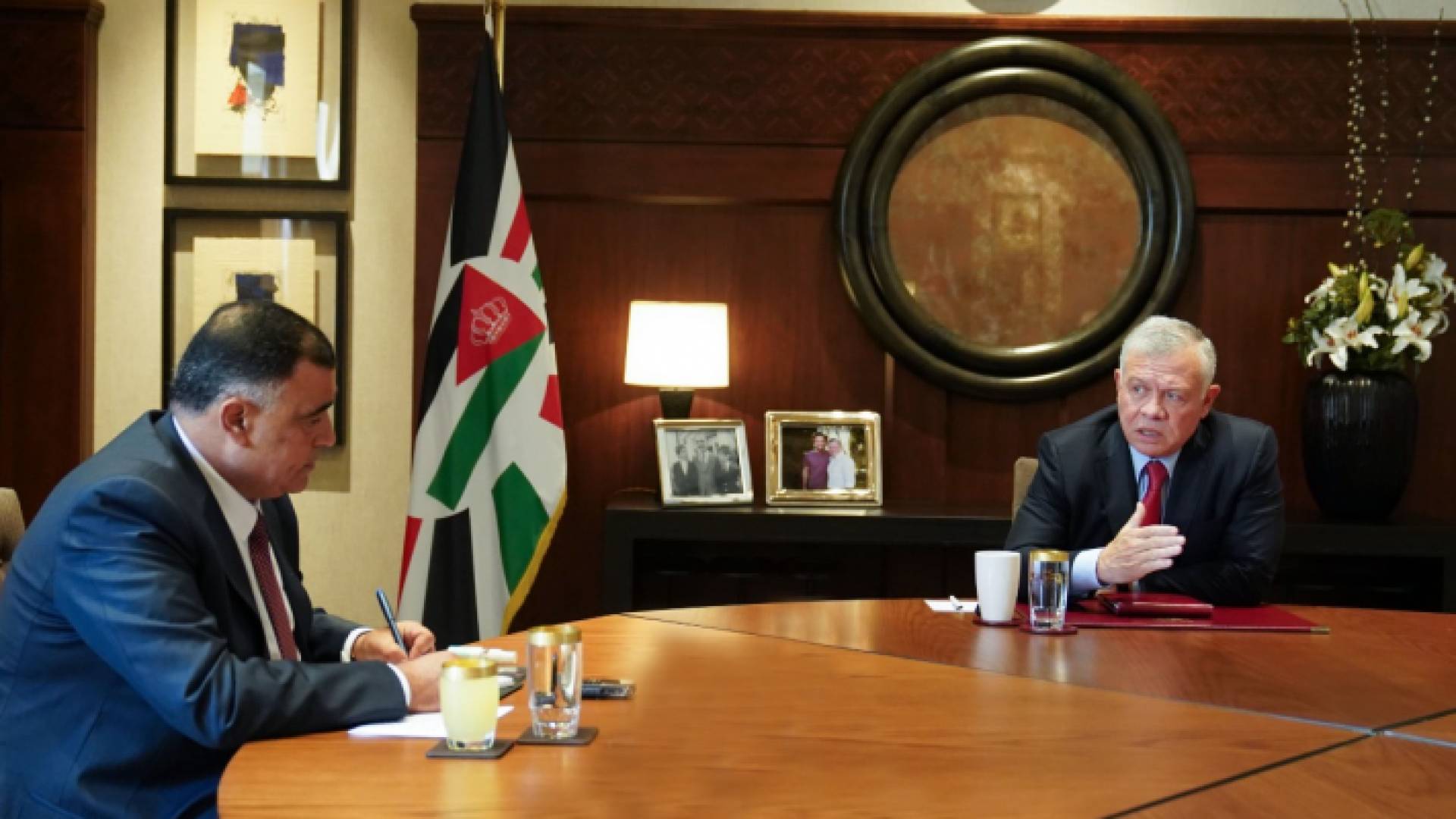 الصورة من اللقاء