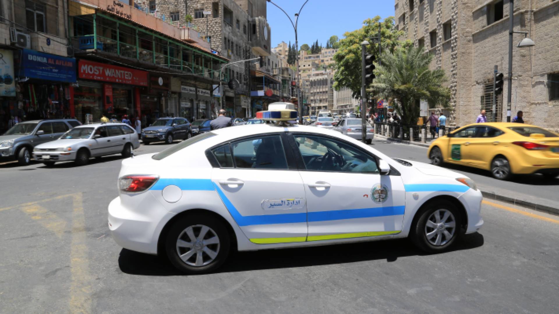 مركبة تابعة لإدارة السير