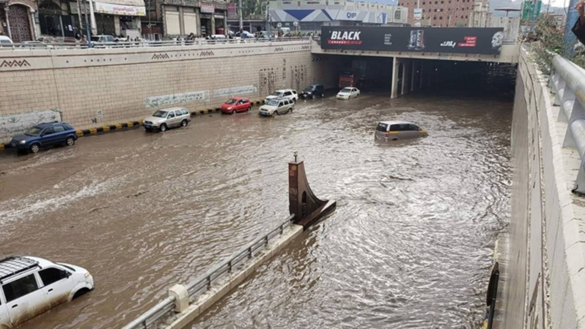 صورة توضيحية لسيول تغرق أحد شوارع العاصمة اليمنية صنعاء