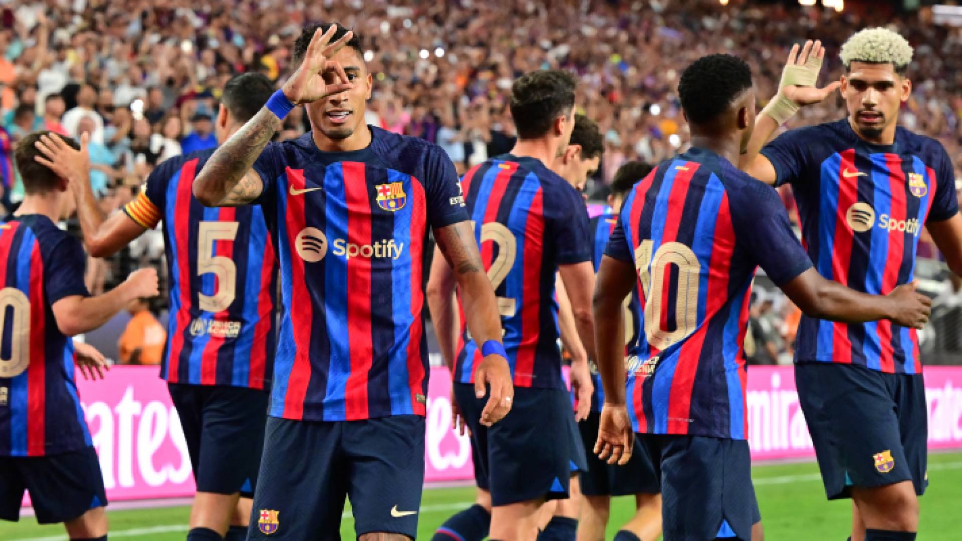 لاعبو فريق برشلونة