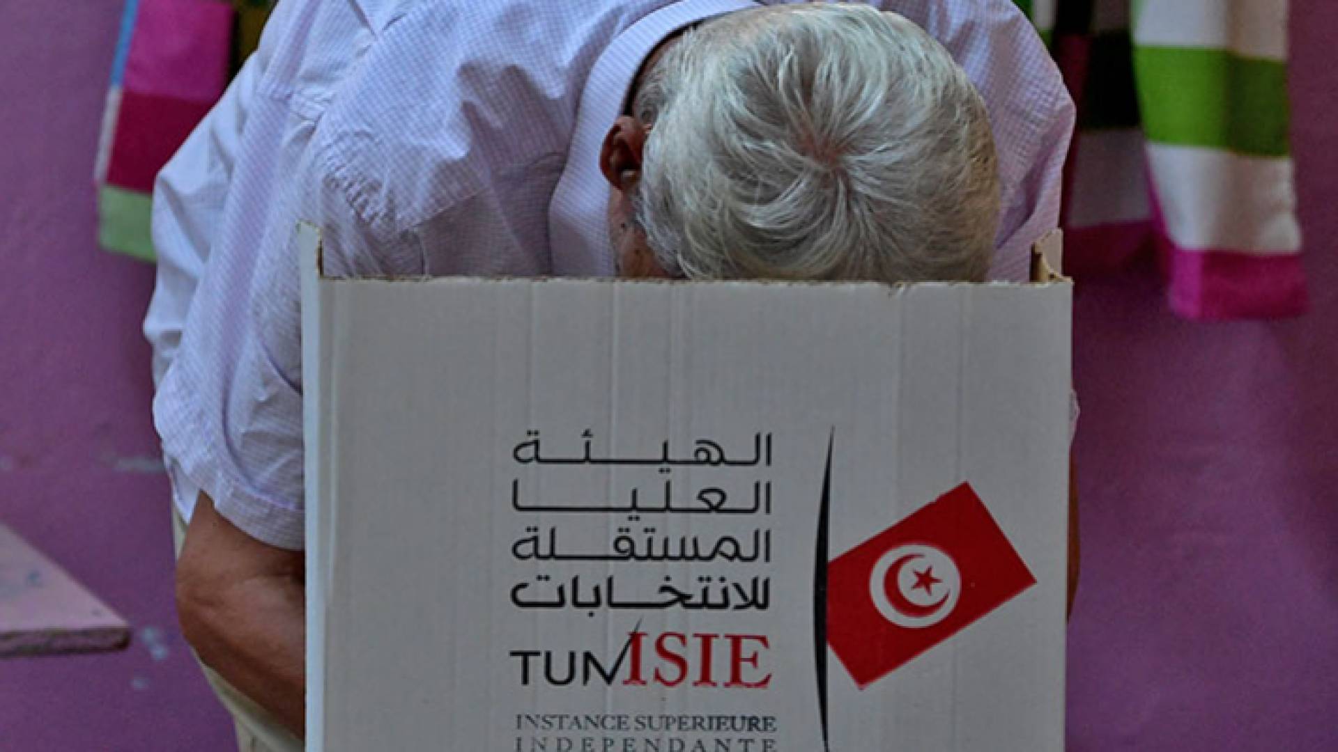 رجل تونسي يصوت في استفتاء